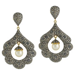 Blütenblattförmiger Ohrring mit Perlen in der Mitte und Pavé-Diamanten in Gold und Silber