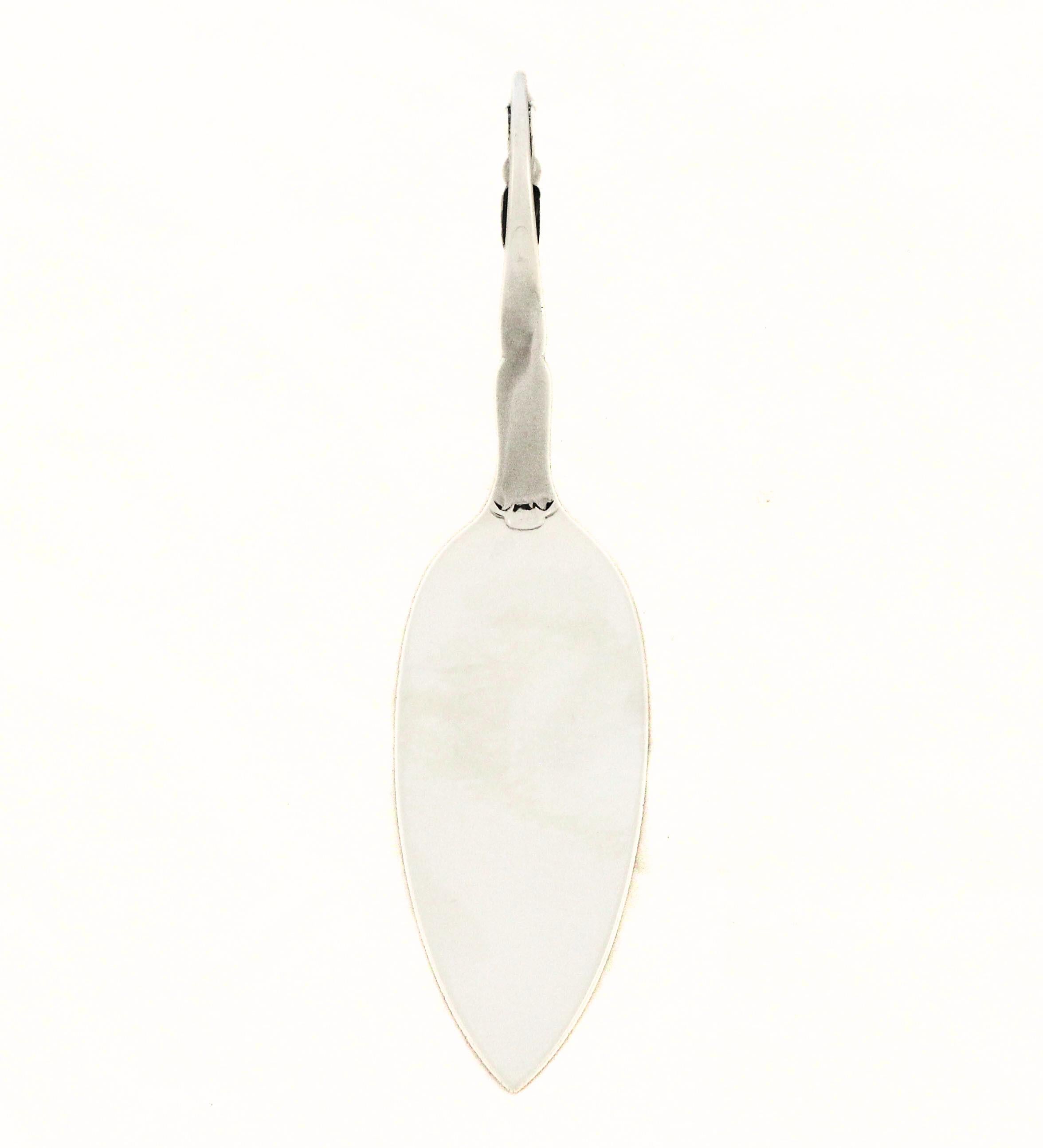 Dieses elegante Tortenbesteck aus Sterlingsilber ist mit dem berühmten Blossom-Muster von Georg Jensen versehen, das erstmals 1919 eingeführt wurde und zu den bekanntesten und beständigsten Designs der Firma gehört. Das Stück zeigt die Merkmale von