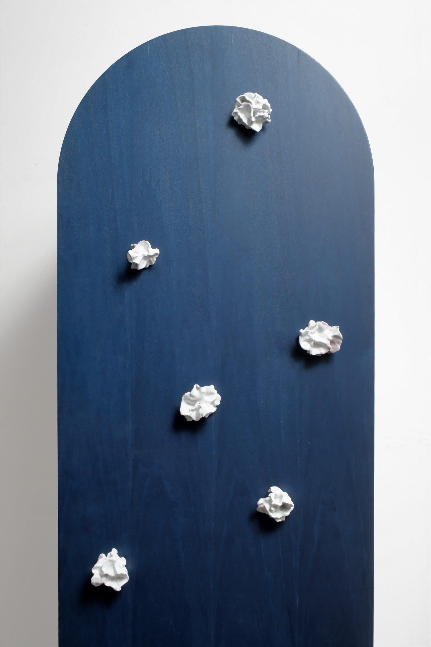 Großer blauer Aufbewahrungsschrank mit handgefertigten Keramikeinsätzen, limitierte Auflage (Moderne) im Angebot