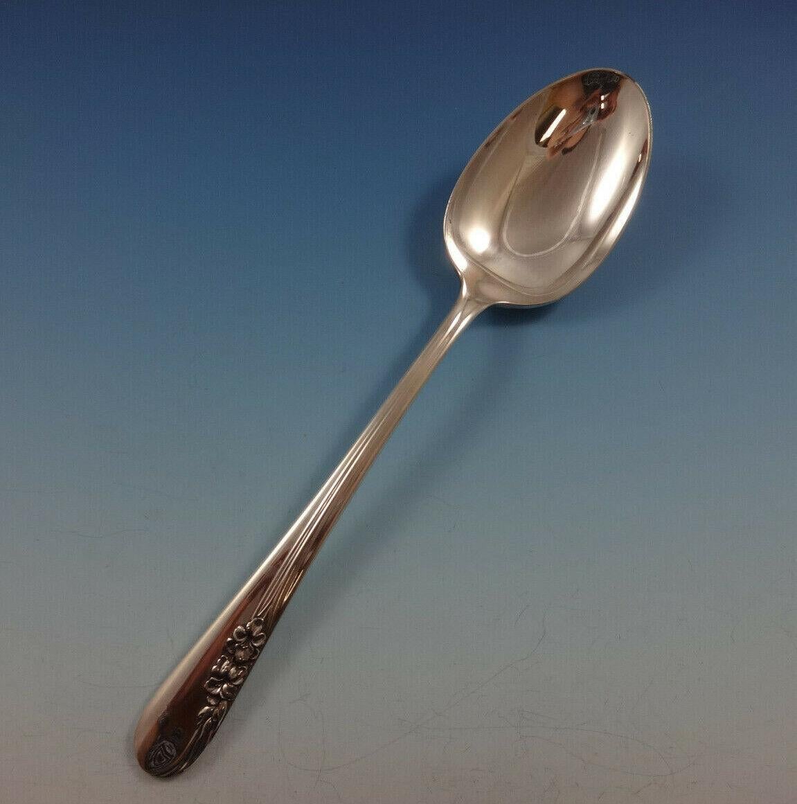 Precioso juego de cubiertos de plata de ley BLOSSOM TIME BY INTERNATIONAL - 50 piezas. Este juego incluye:

8 CUCHILLOS, 9 1/8
8 TENEDORES, 7 1/4
8 TENEDORES DE ENSALADA, 6 1/2
8 CUCHARADITAS, 6