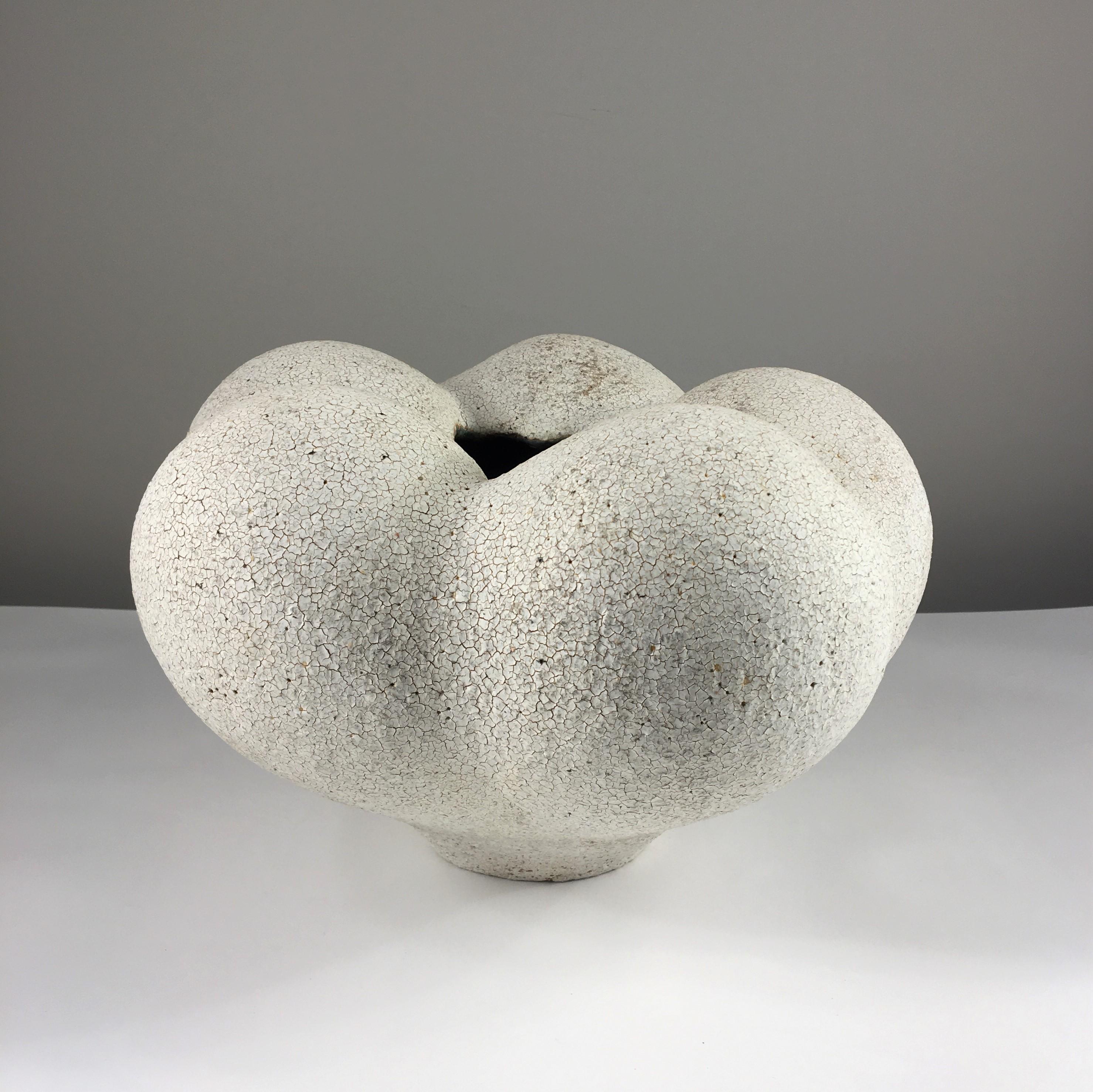 Keramikvase mit Blütenblattmuster von Yumiko Kuga (amerikanisch) im Angebot