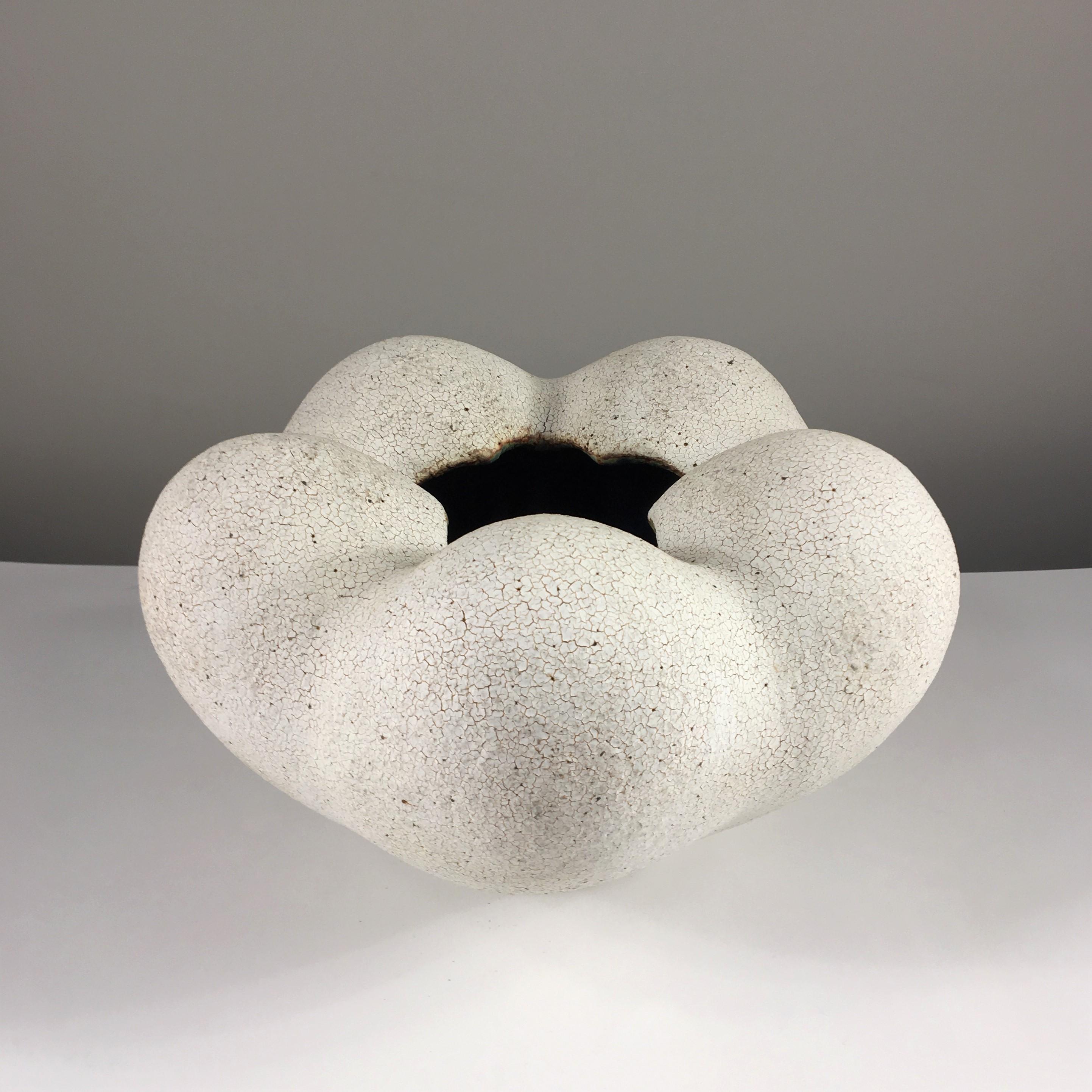 Blütenvase aus runder Keramik von Yumiko Kuga