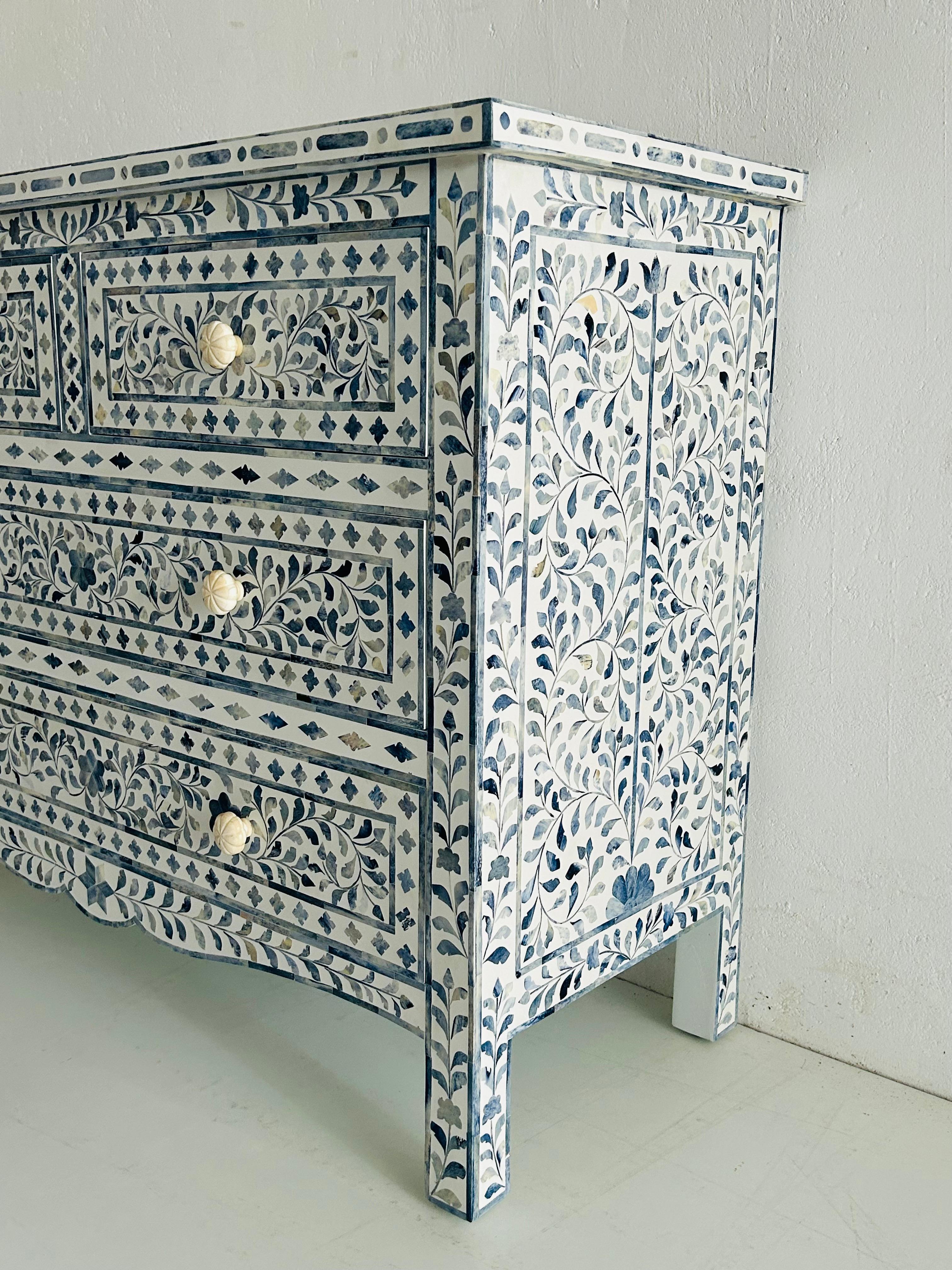Commode blanche Blossom à quatre tiroirs à motif floral bleu en vente 2