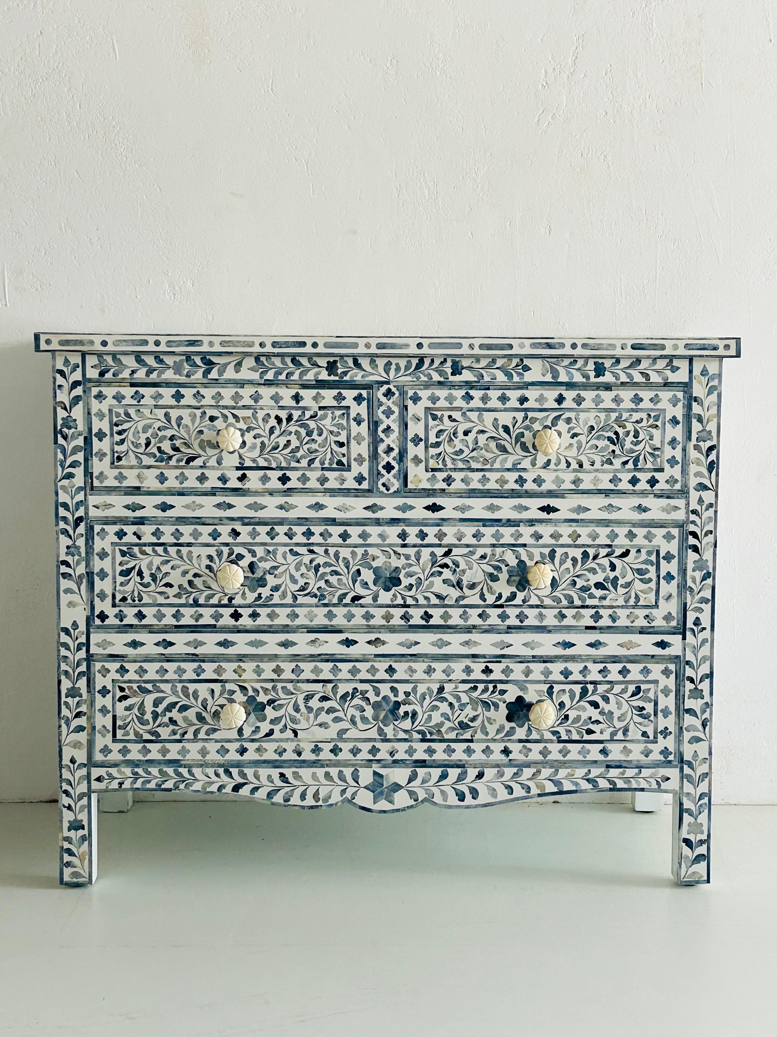 Commode blanche Blossom à quatre tiroirs à motif floral bleu en vente 3