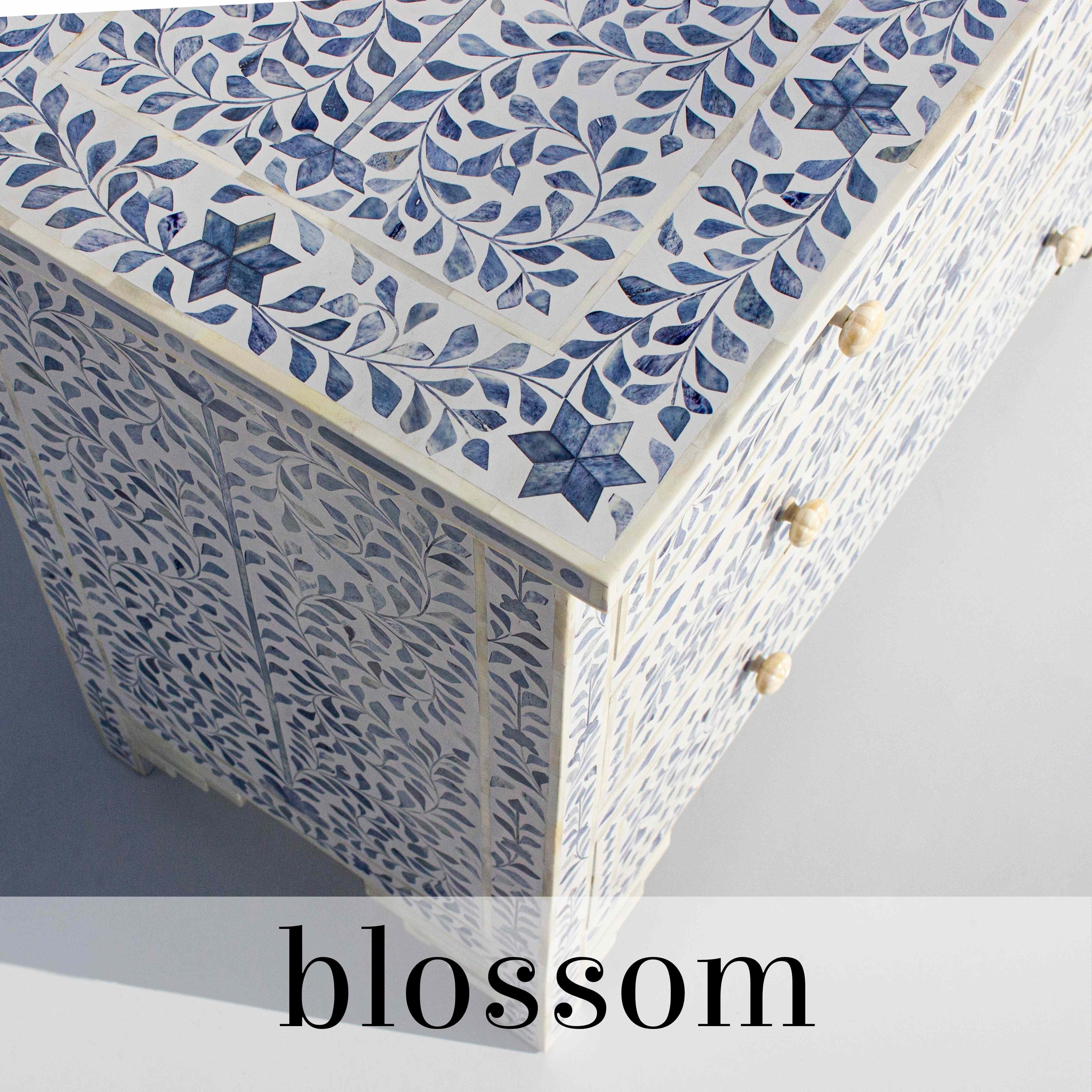 Cómoda con incrustaciones de hueso azul Blossom, una asombrosa fusión de diseño inspirado en la naturaleza y artesanía experta. Hecha a mano con piezas de hueso teñido, esta cómoda muestra intrincados motivos florales en un cautivador tono azul, que
