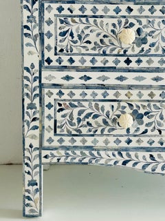 Comò a quattro cassetti Blossom White con motivo floreale blu