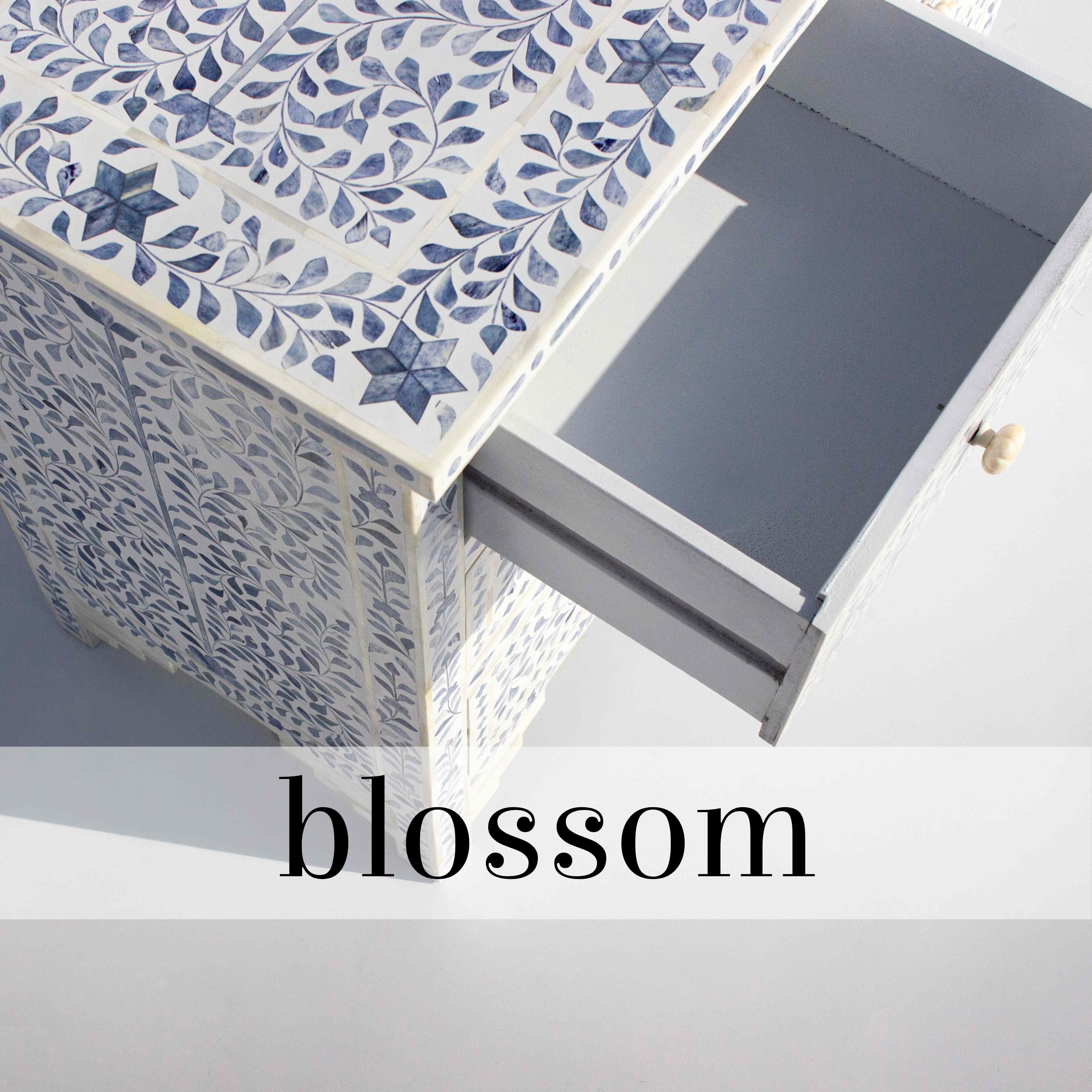 Cómoda blanca de cuatro cajones Blossom con estampado floral azul Moderno de mediados de siglo en venta