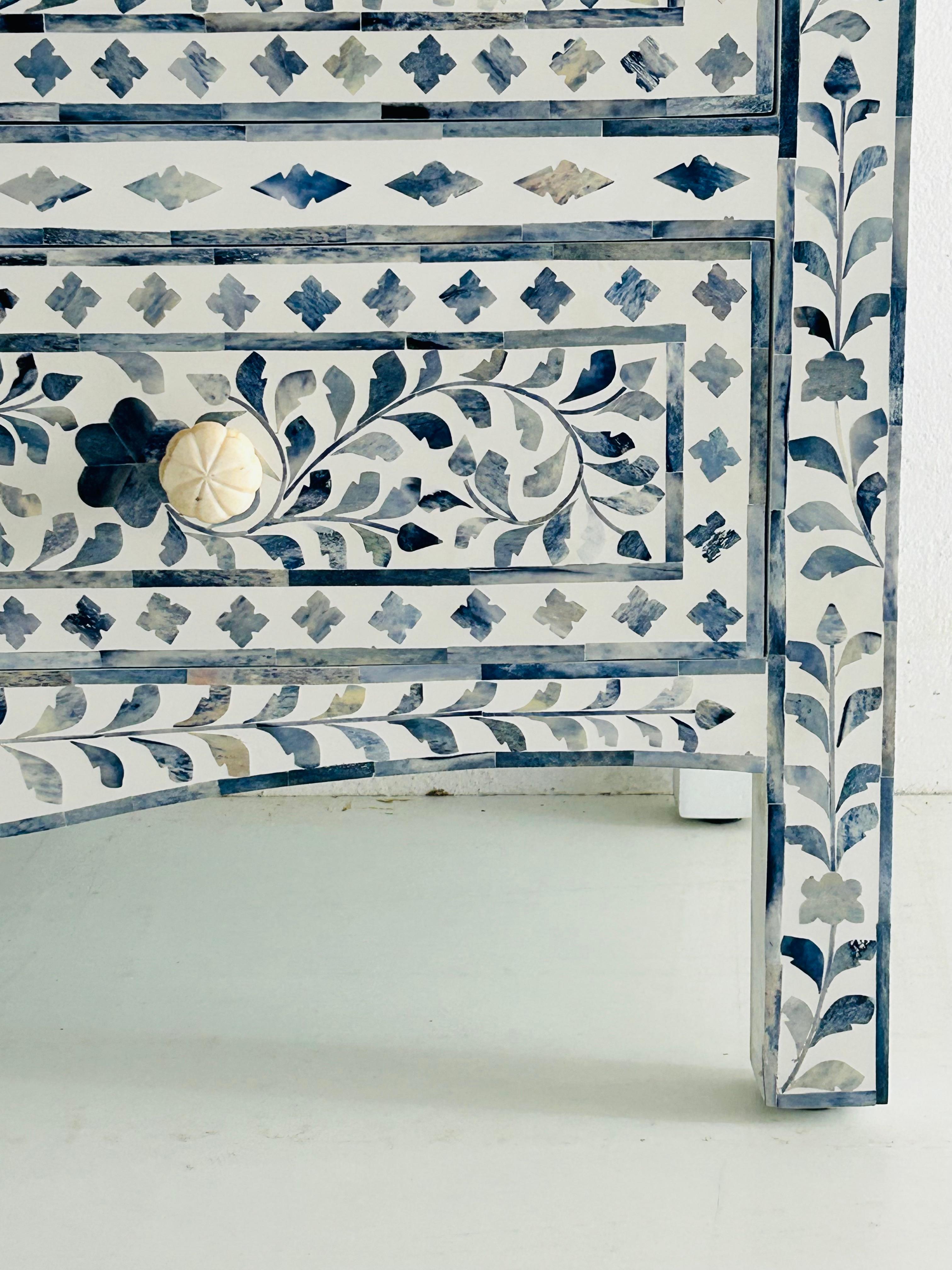 Bohème Commode blanche Blossom à quatre tiroirs à motif floral bleu en vente