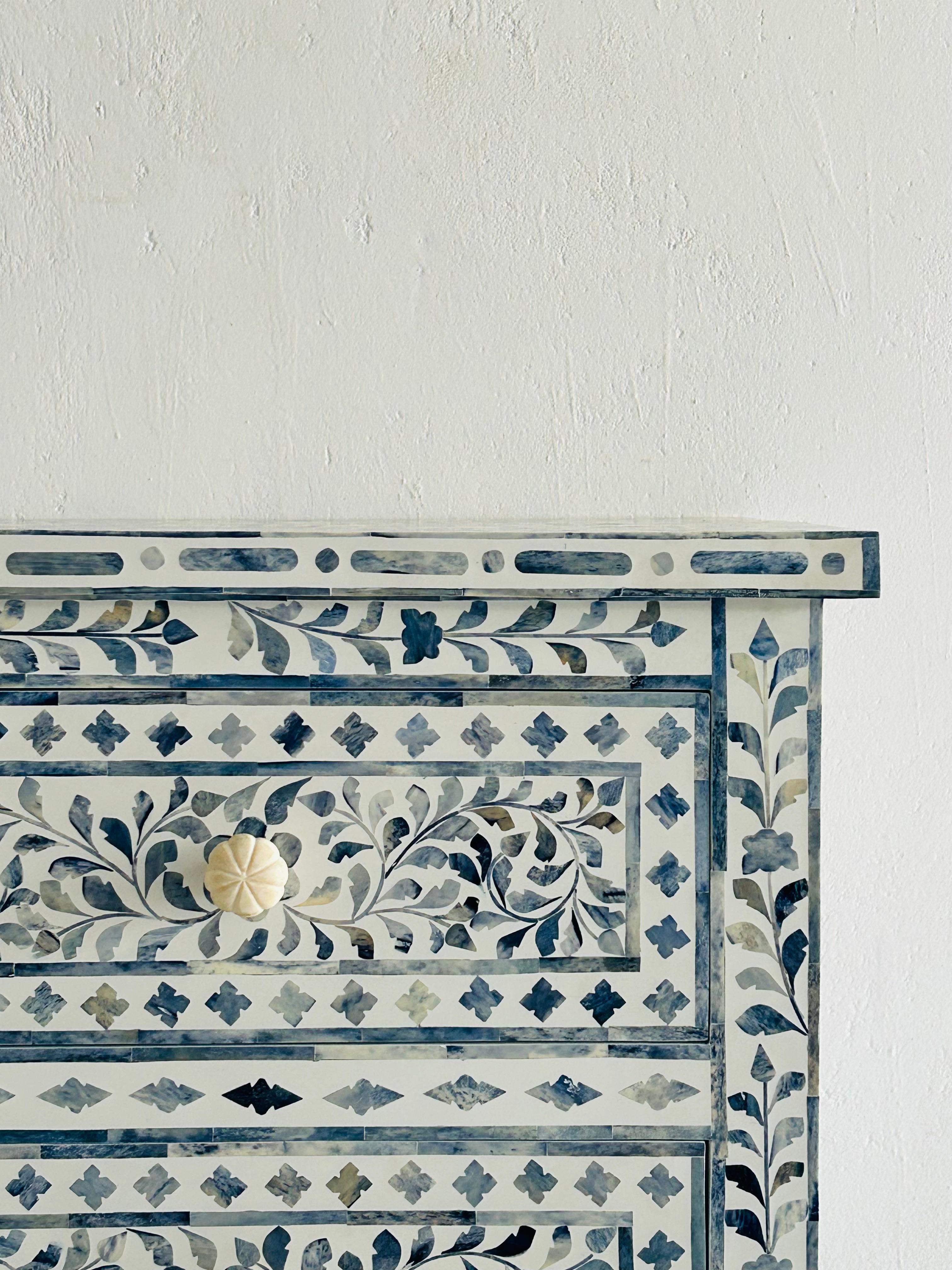 Indien Commode blanche Blossom à quatre tiroirs à motif floral bleu en vente