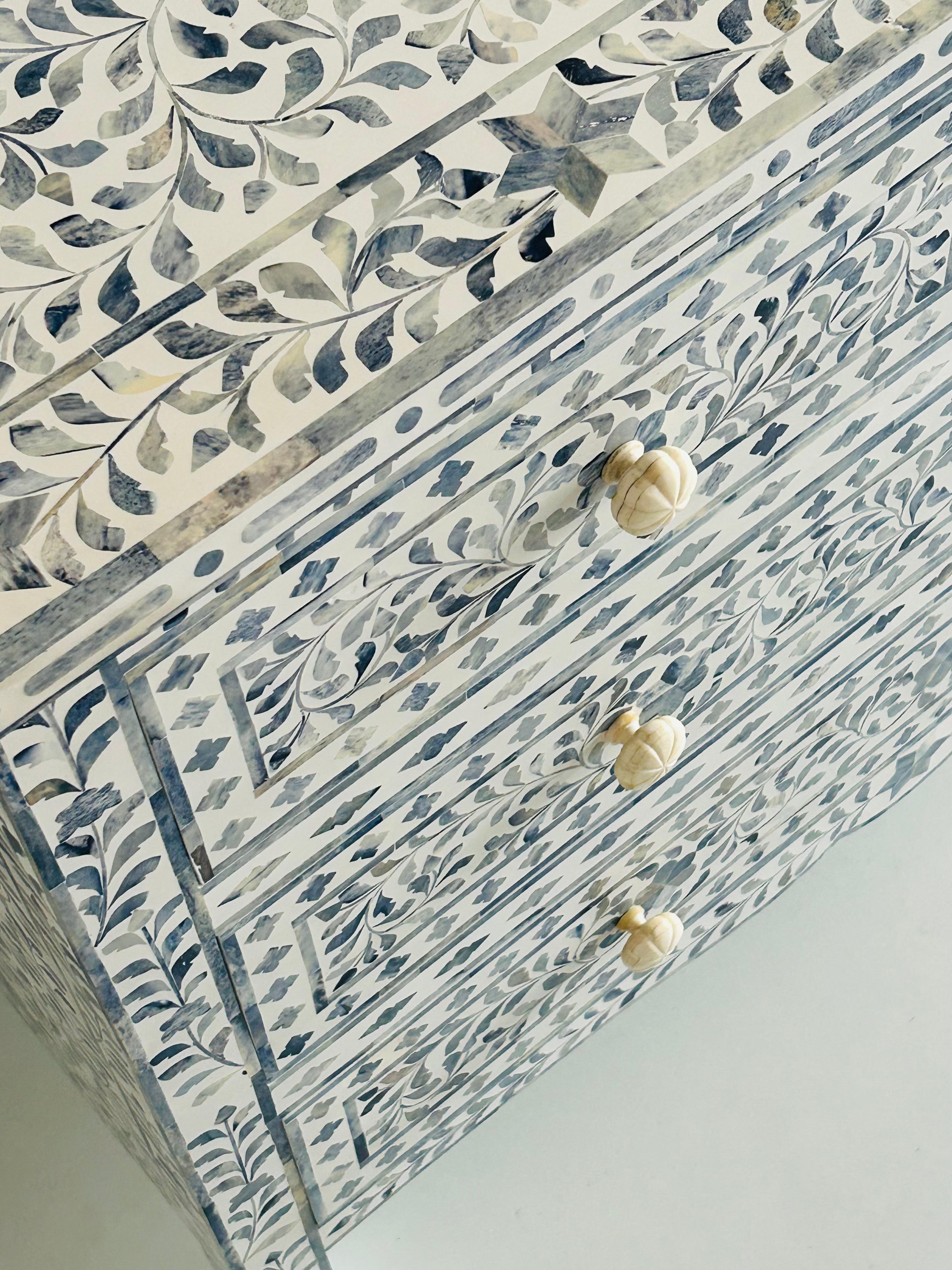 Incrusté Commode blanche Blossom à quatre tiroirs à motif floral bleu en vente