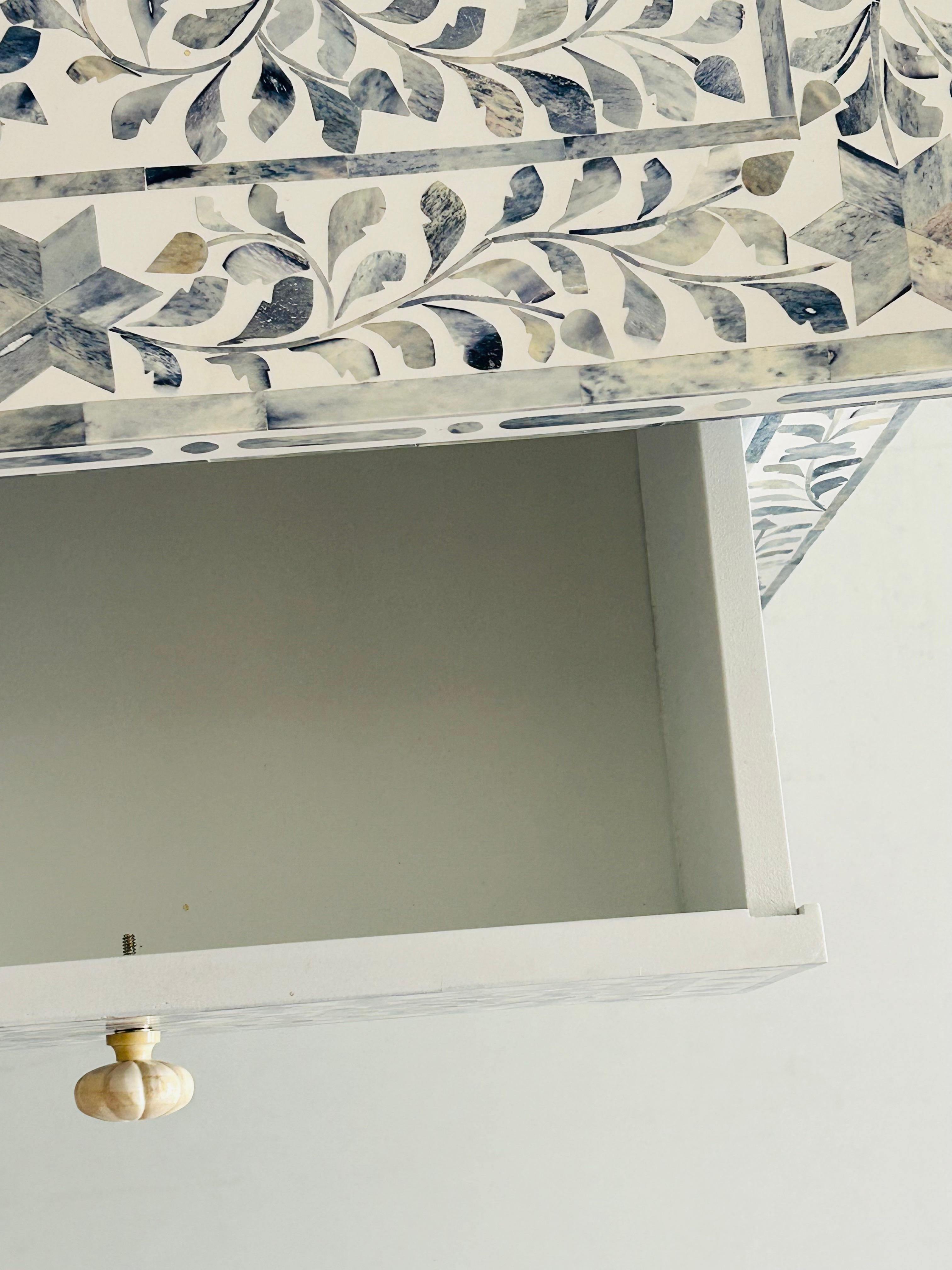 Cómoda blanca de cuatro cajones Blossom con estampado floral azul en Nuevo estado para la venta en New York, NY