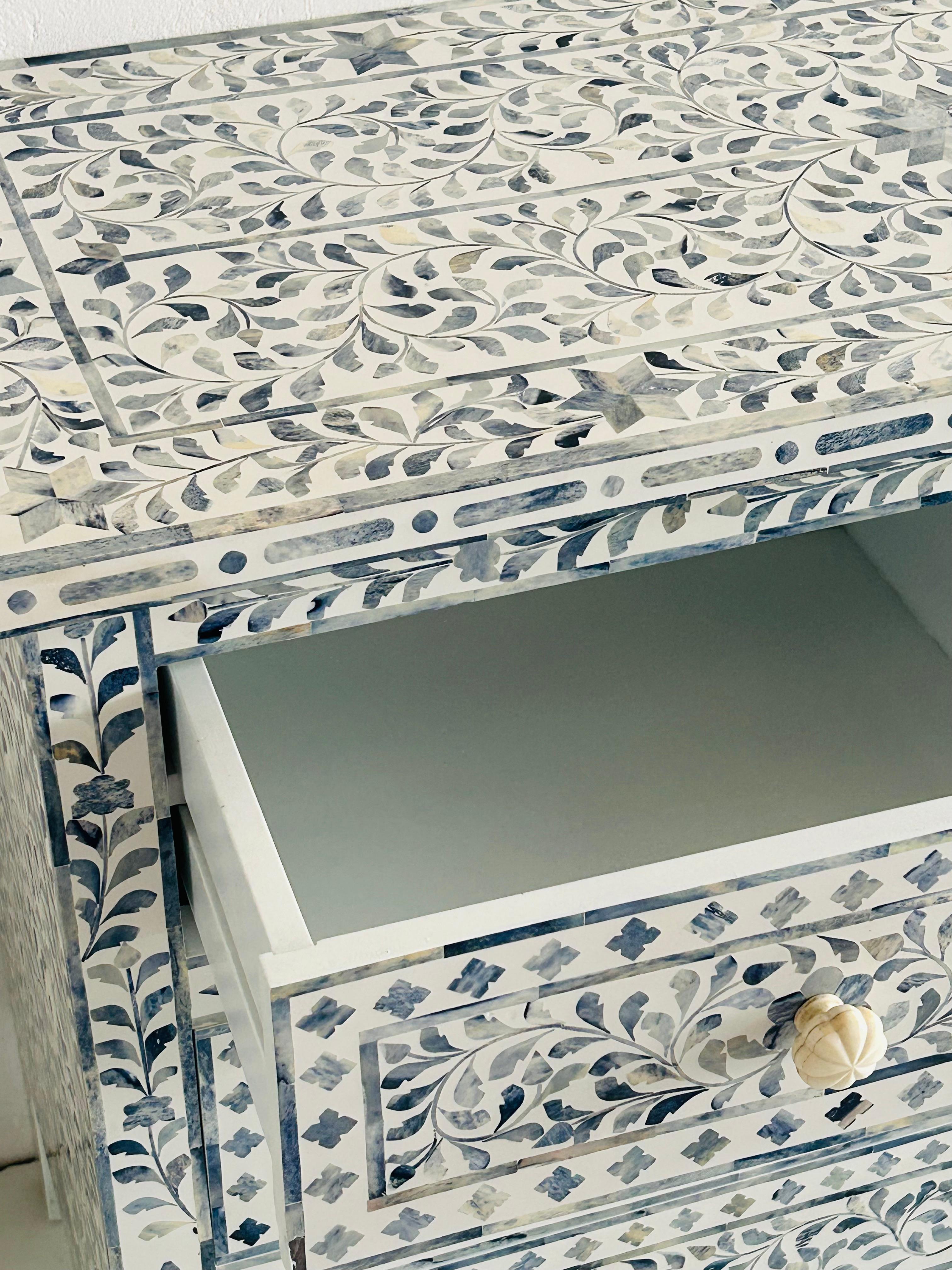 XXIe siècle et contemporain Commode blanche Blossom à quatre tiroirs à motif floral bleu en vente