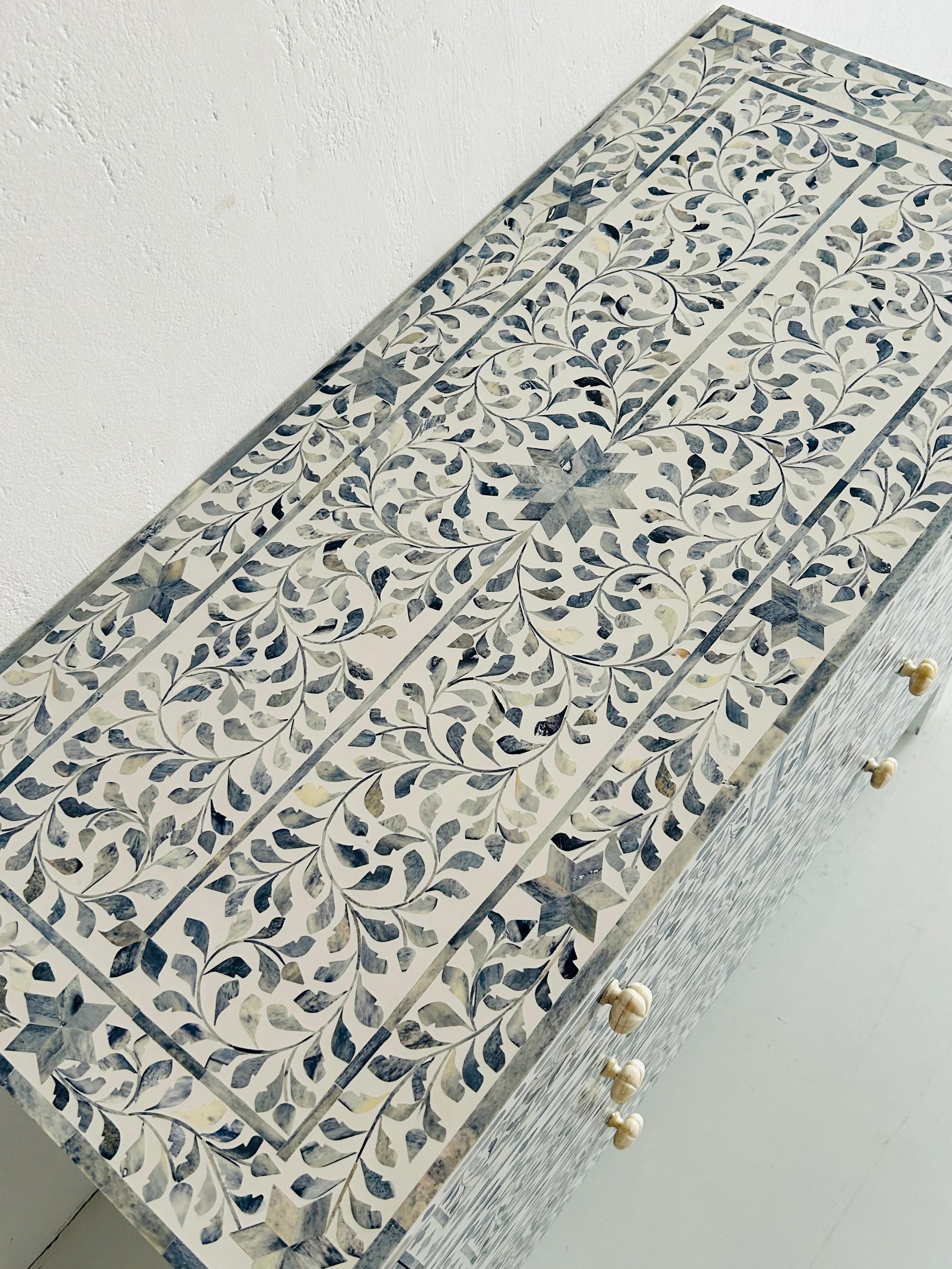 Os Commode blanche Blossom à quatre tiroirs à motif floral bleu en vente