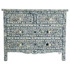 Commode blanche Blossom à quatre tiroirs à motif floral bleu