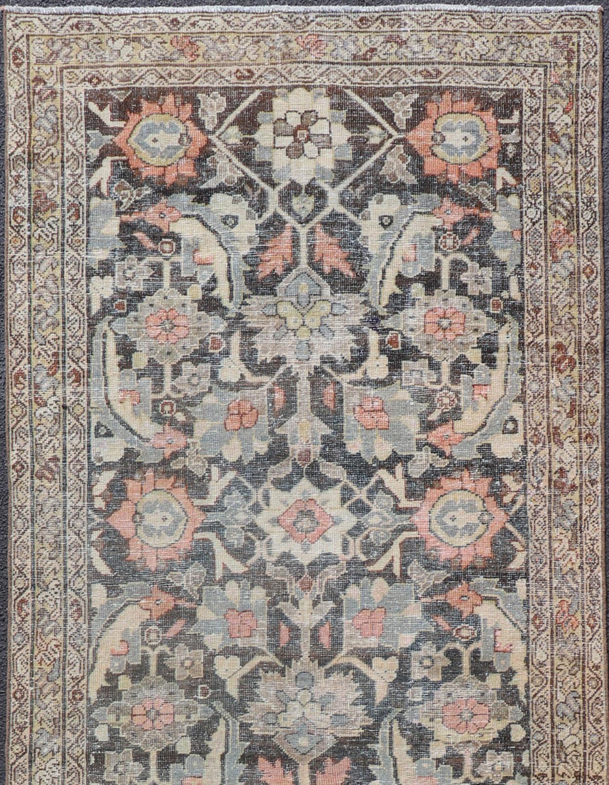 Blühender großflächiger Herati-Design antiker persischer Sultanabad-Läufer in braunem, anthrazitfarbenem und d. grauem Feld, Keivan Woven Arts/Trog SUS-2012-927, Herkunftsland/Typ: Iran / Sultanabad, um 1920

Maße: 4'2 x 12'9

Dieser prächtige