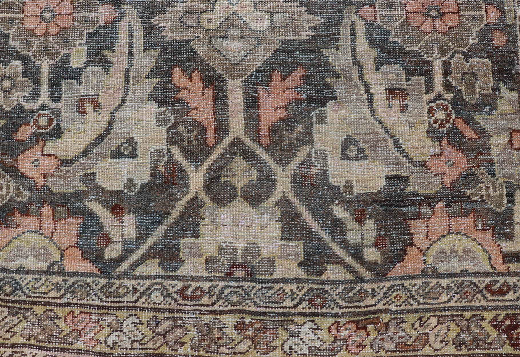 Antike persische Sultanabad-Galerie in Grau und Rosa mit Blumenmuster in Übergröße im Zustand „Gut“ im Angebot in Atlanta, GA