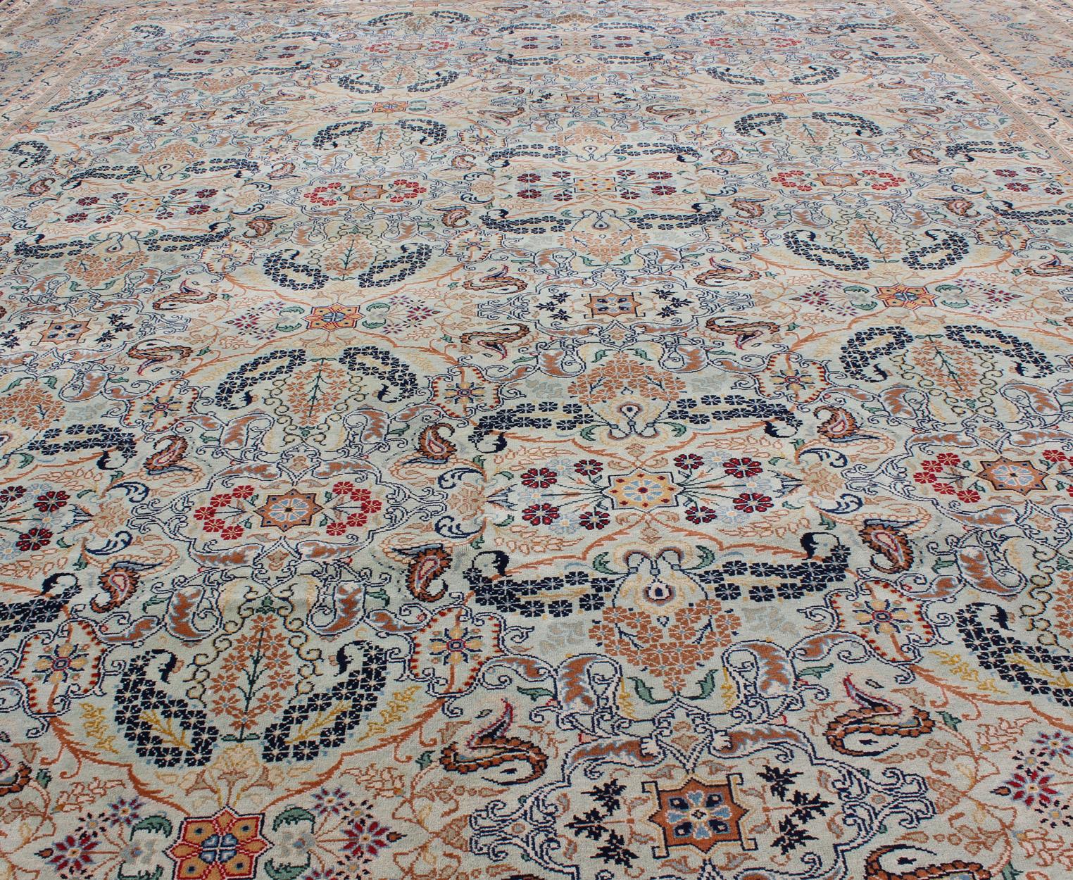 Kashan persan raffiné vert céladon, champ bleu clair motifs floraux complexes en vente 4