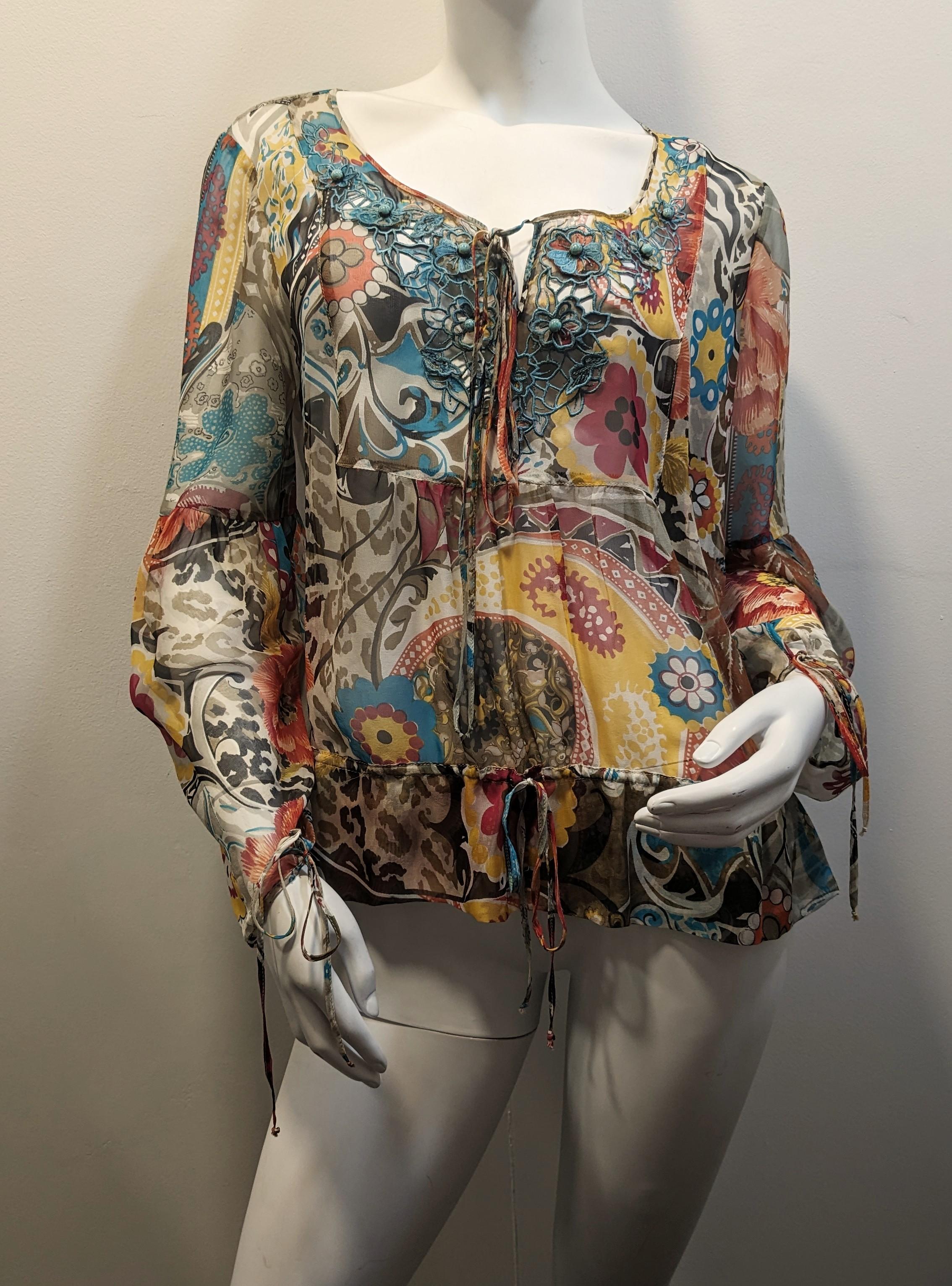 Blouse Flowers Blumarine
Romantic blouse with floral print. The button placket is decorated with embroidered flowers Tie closure on the front. Tie waist and sleeves
Origin: Milan, Italy
Fashion designer:  Blumarine
Material  Silk



The Italian firm