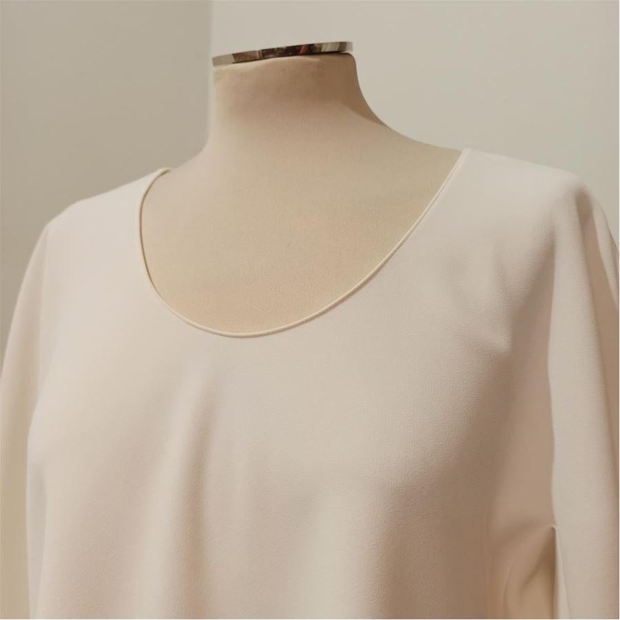 Polyester (90%) and elasthane White color Asimmetric Long sleeve Maximum length shoulder/hem cm 95 (374 inches) French size 42 / italian 46
