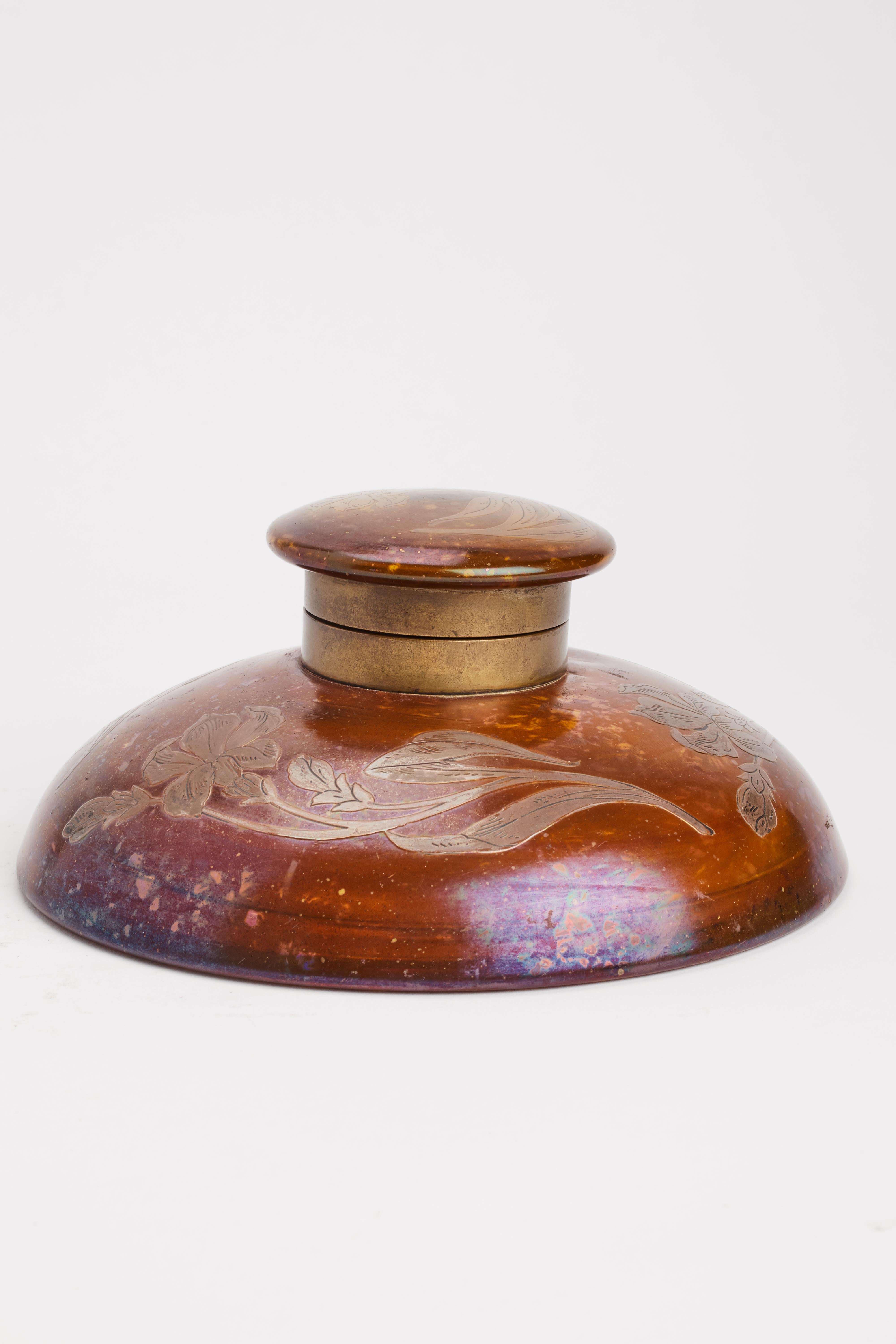 Tintero de escritorio Art Nouveau, de vidrio soplado con inserciones de plata, que representa flores de iris. Francia hacia 1900.