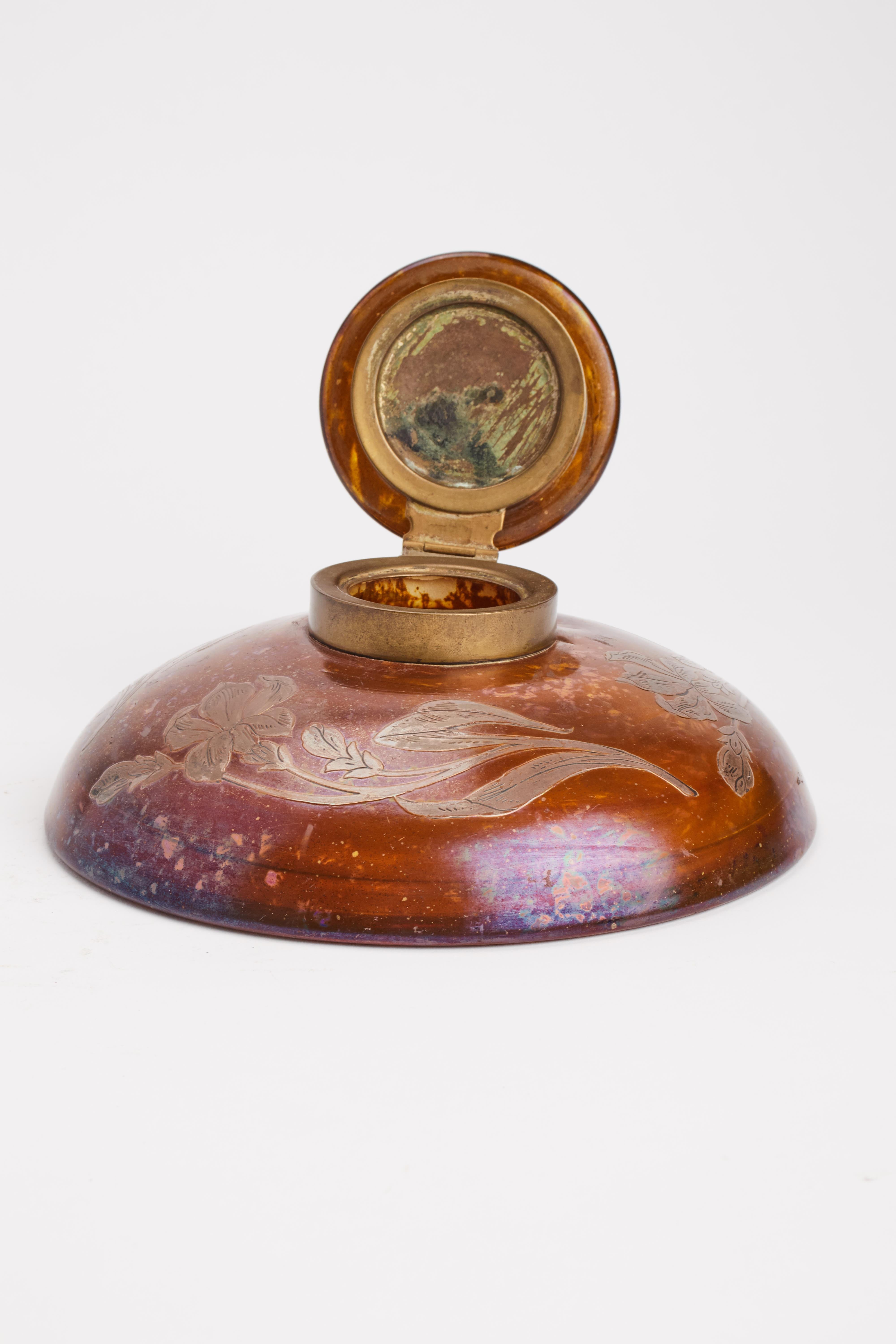 Tintero Art nouveau de vidrio soplado y plata, con flores de iris, Francia 1900. Francés en venta
