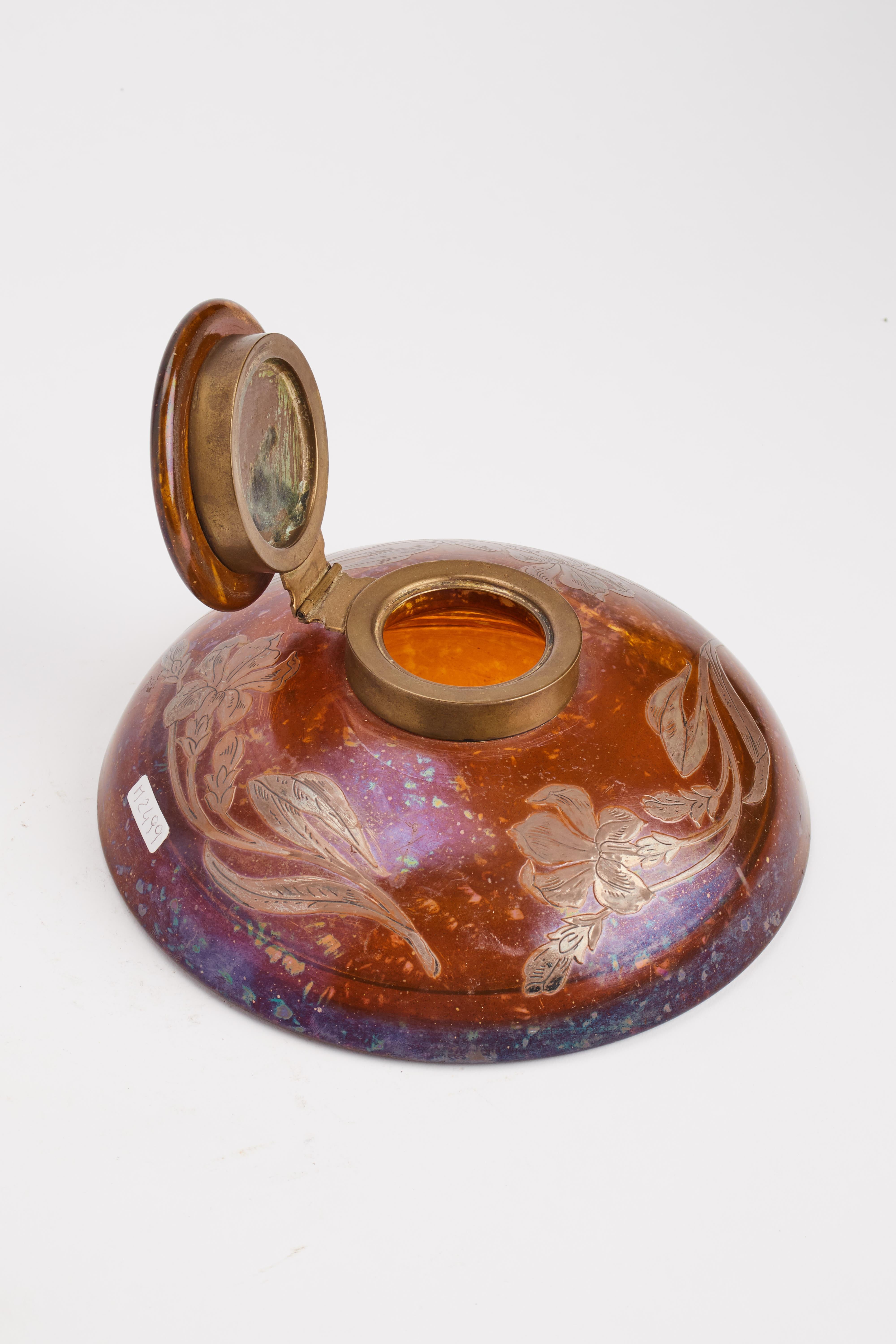 Tintero Art nouveau de vidrio soplado y plata, con flores de iris, Francia 1900. en Bueno estado para la venta en Milan, IT