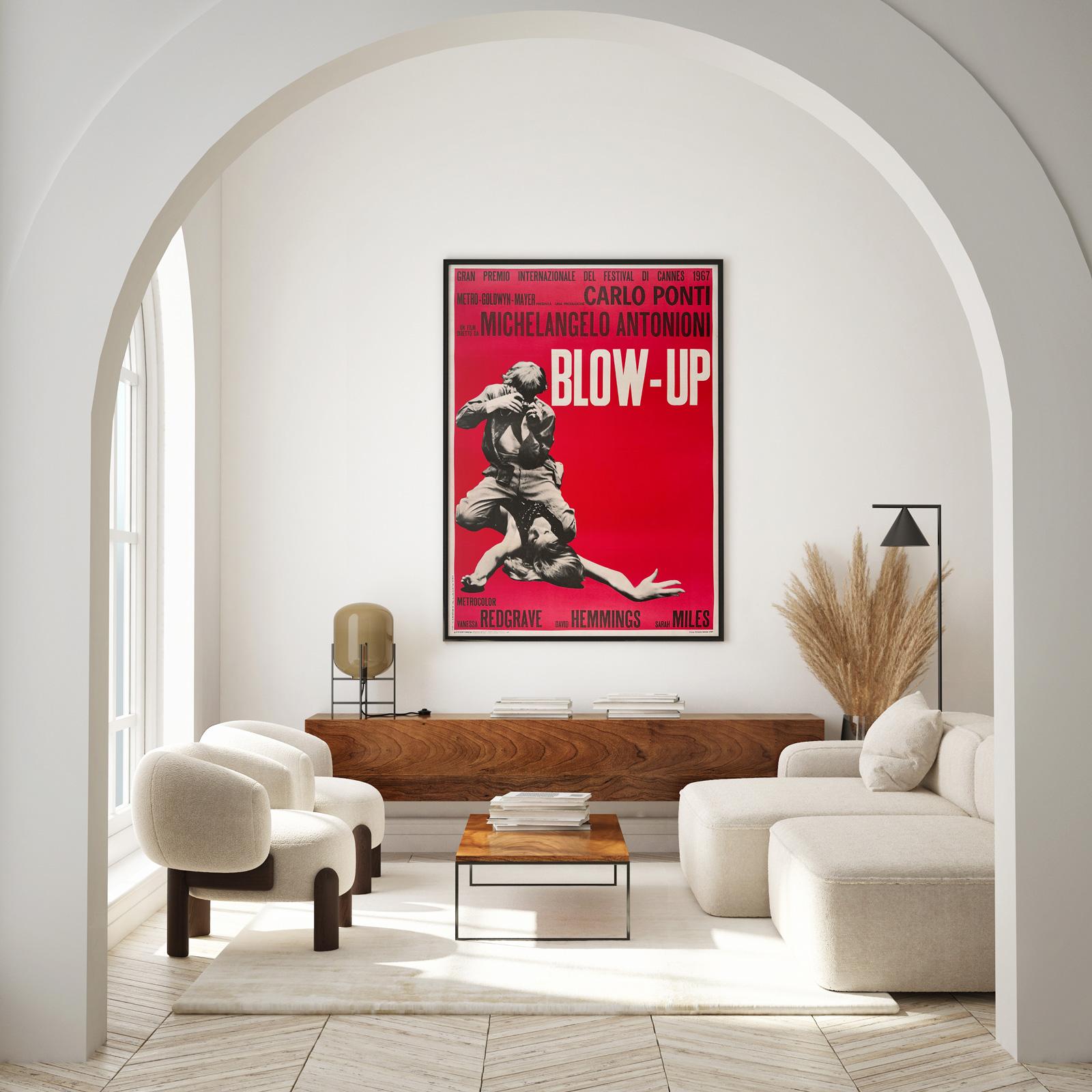 Favolosa locandina italiana del classico Blow-up del 1967, spesso venduta come primo anno di uscita, questa stampa (con lo stesso design della prima uscita) proviene da una riedizione precoce degli anni '70.

Questo poster cinematografico d'epoca è