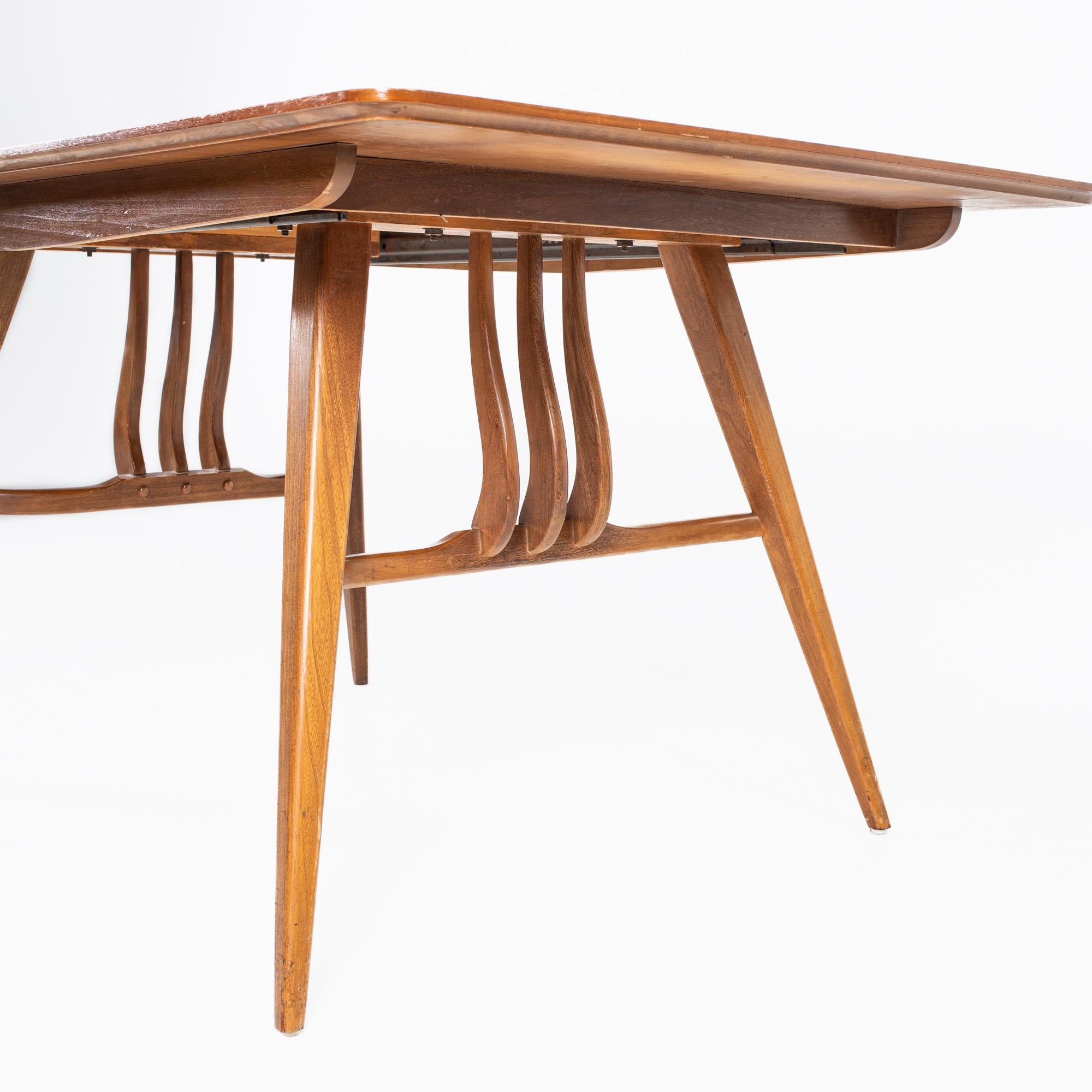 Américain Table de salle à manger en noyer du milieu du siècle dernier de style Blowing Rock en vente