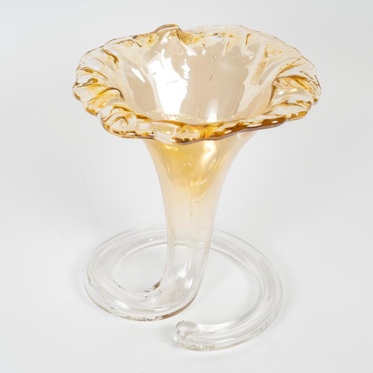 Vaso in vetro soffiato e iridescente, Murano, XX secolo.

Vaso in vetro soffiato e iridescente, Murano, opera italiana, XX secolo, arte moderna.
H. H. 23 cm, P. 23 cm.