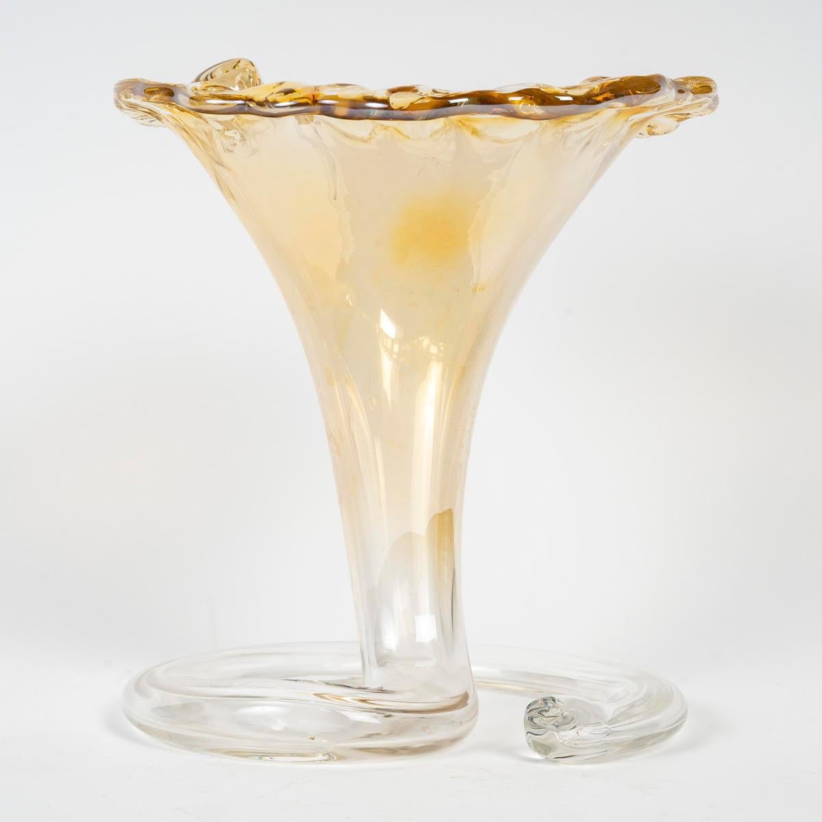 Moderno Vaso in vetro soffiato e iridescente, Murano, XX secolo. in vendita