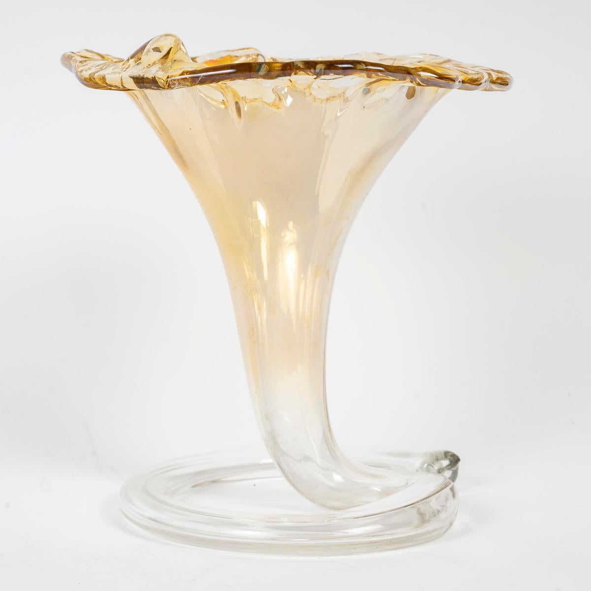 Italiano Vaso in vetro soffiato e iridescente, Murano, XX secolo. in vendita