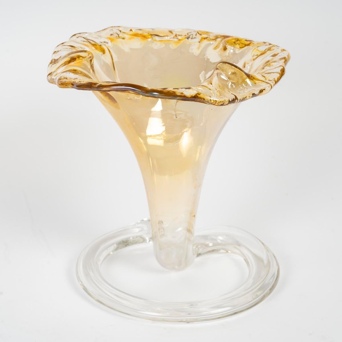 Vaso in vetro soffiato e iridescente, Murano, XX secolo. In condizioni buone in vendita a Saint-Ouen, FR