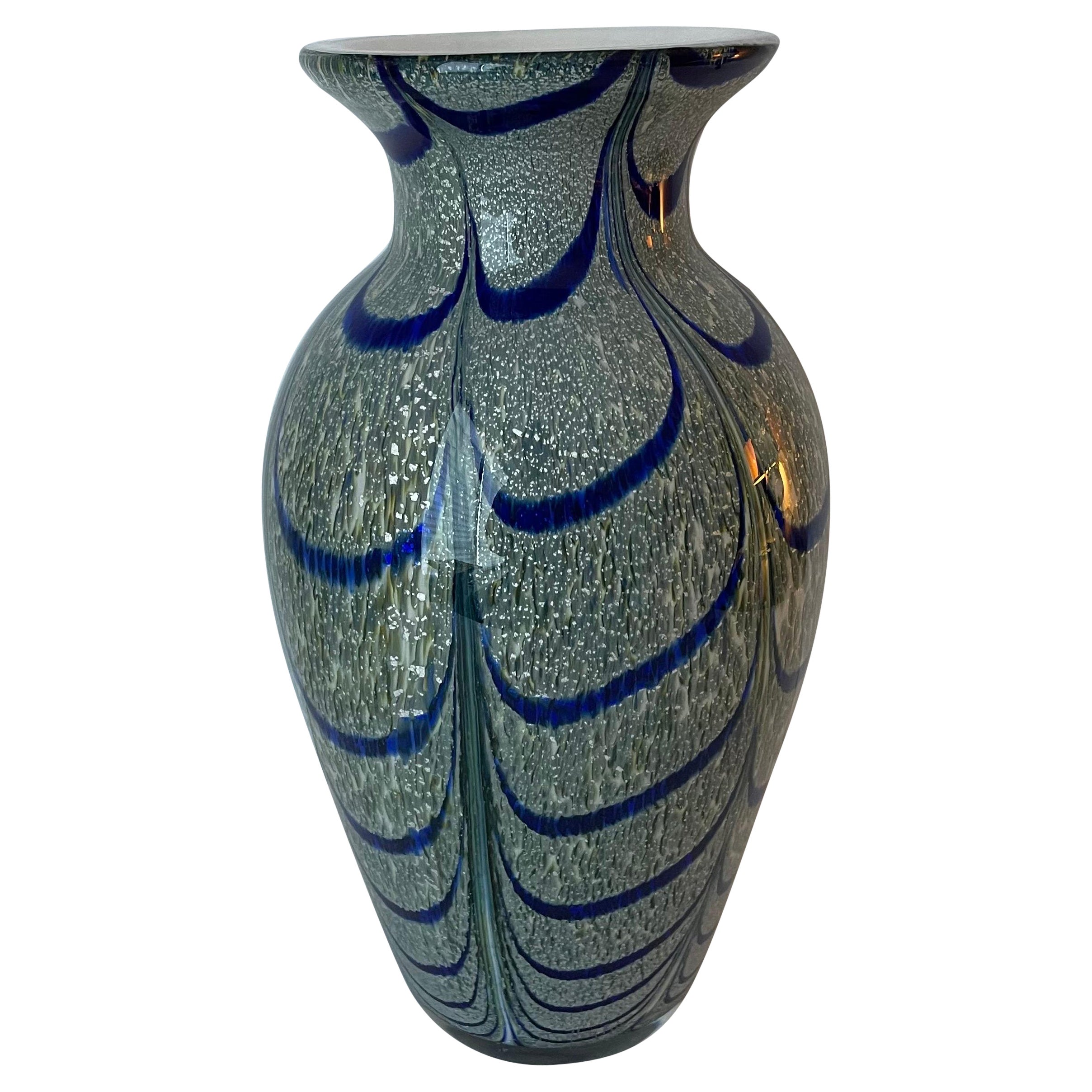 Große Vase aus geblasenem Kunstglas mit Pfauenmuster im Angebot