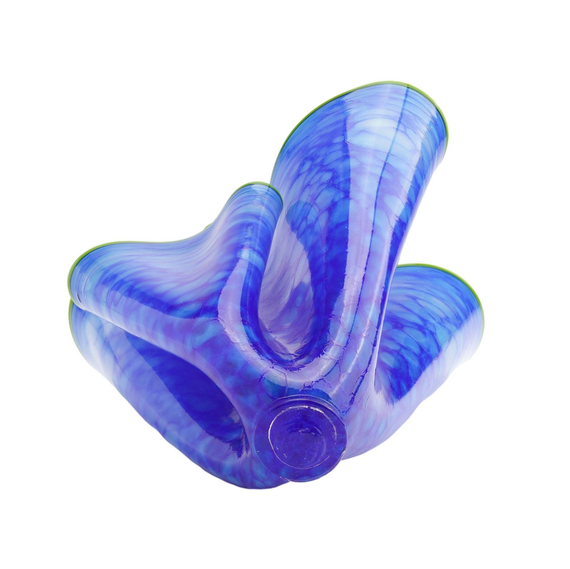 Geblasene Kunstglas-Skulptur in Blau mit limettengrünem Perlenrand im Angebot 1