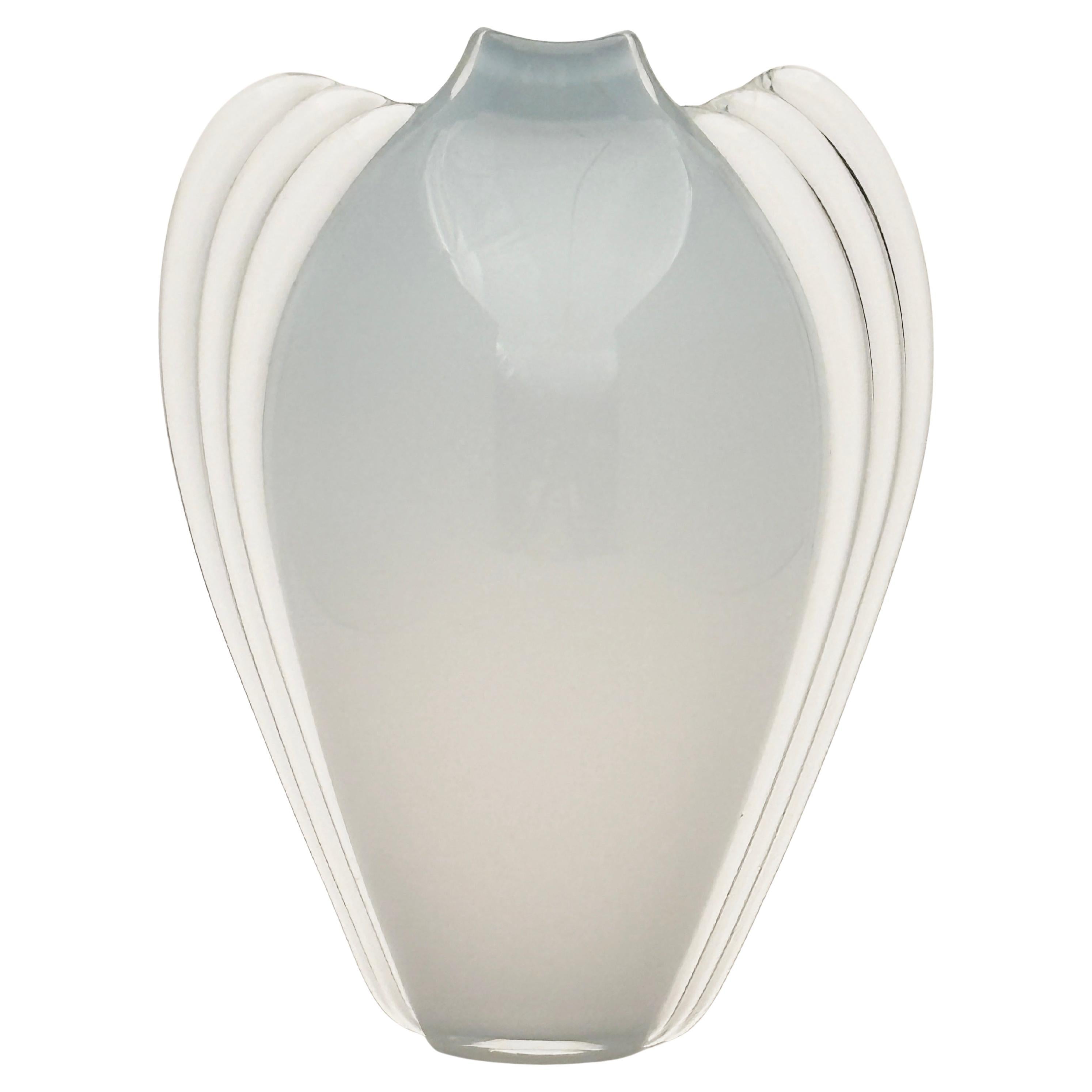 Créé au Vitrix Hot Glass Studio en 1983 par Thomas Scharman Buechner (1926-2010), ce superbe vase en verre soufflé ressemble à une belle pierre de lune de grande taille. Avec son opalesque dégradé de couleurs laiteuses et ses côtés en éventail à