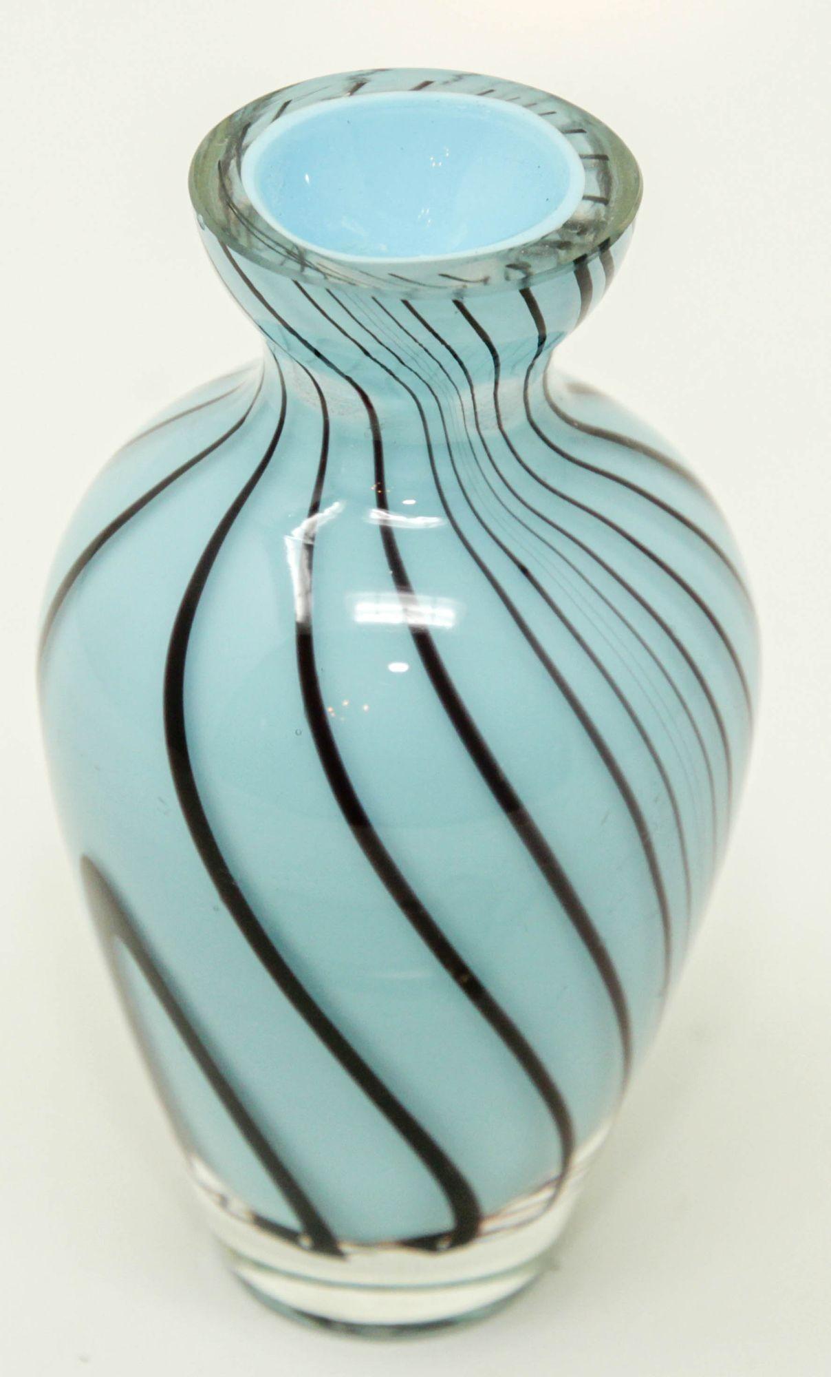 20ième siècle Flacon de parfum en verre d'art de Murano bleu avec bouchon Italie années 1960