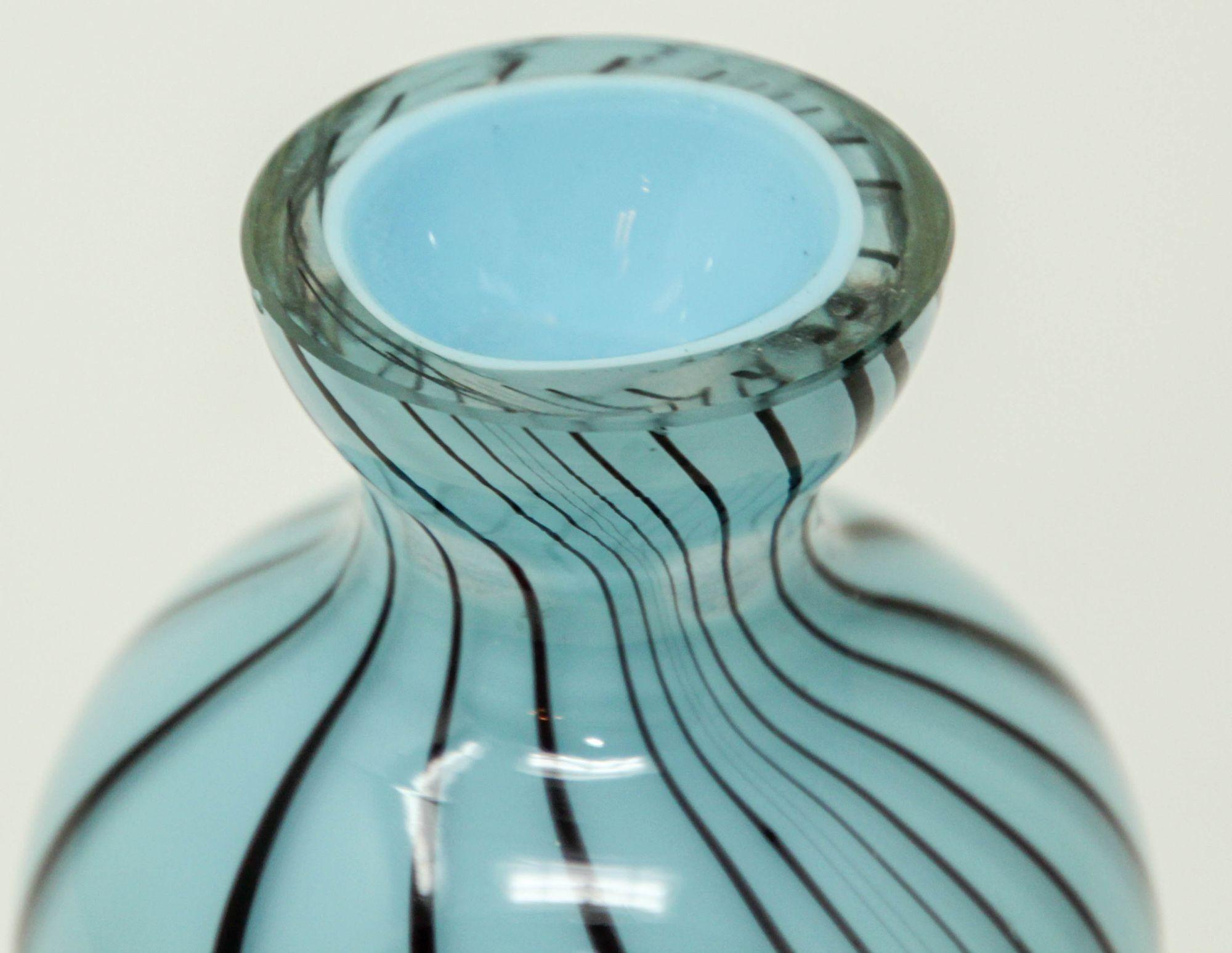 Verre d'art Flacon de parfum en verre d'art de Murano bleu avec bouchon Italie années 1960