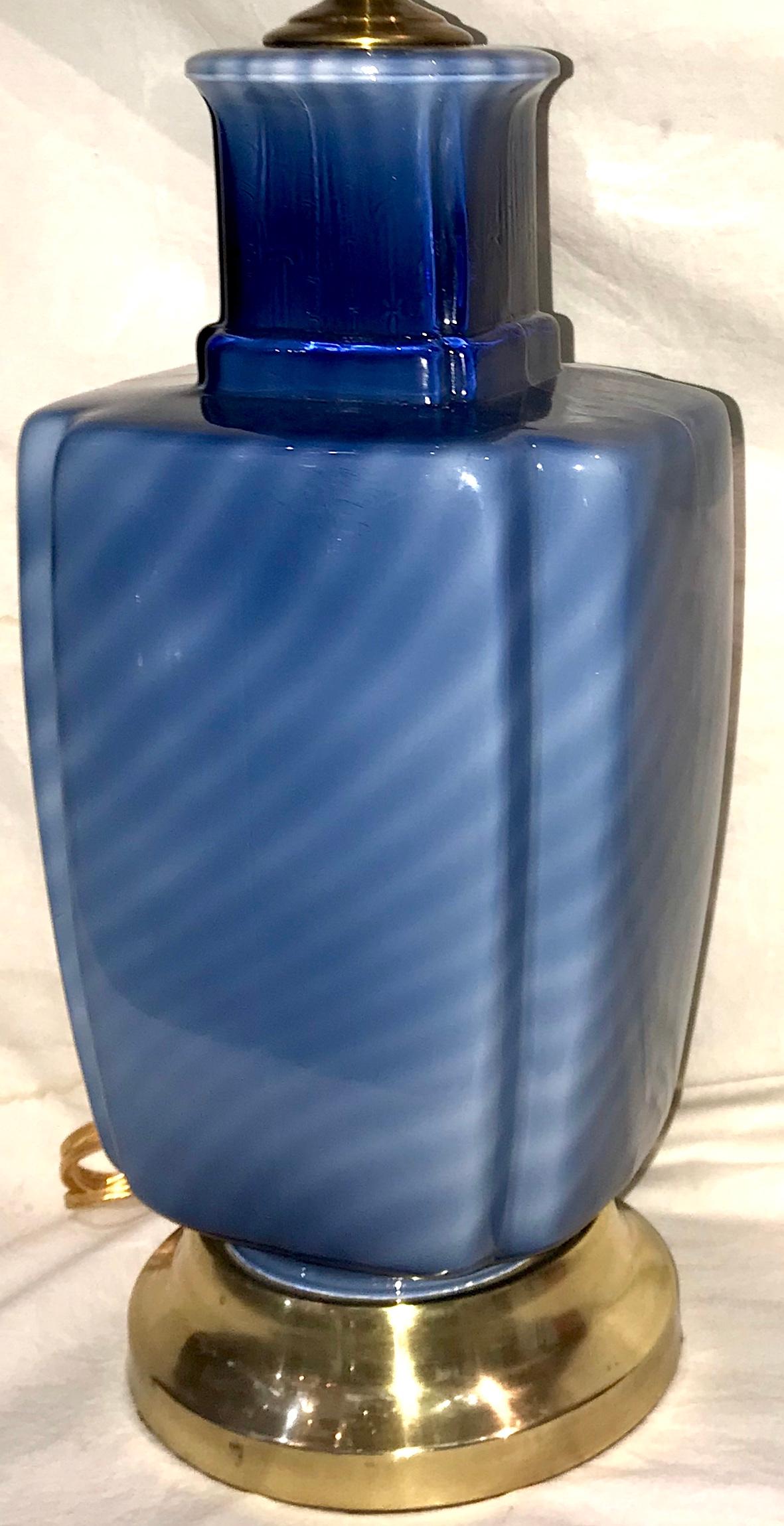 Tischlampe aus mundgeblasenem blauem Glas (Mitte des 20. Jahrhunderts) im Angebot