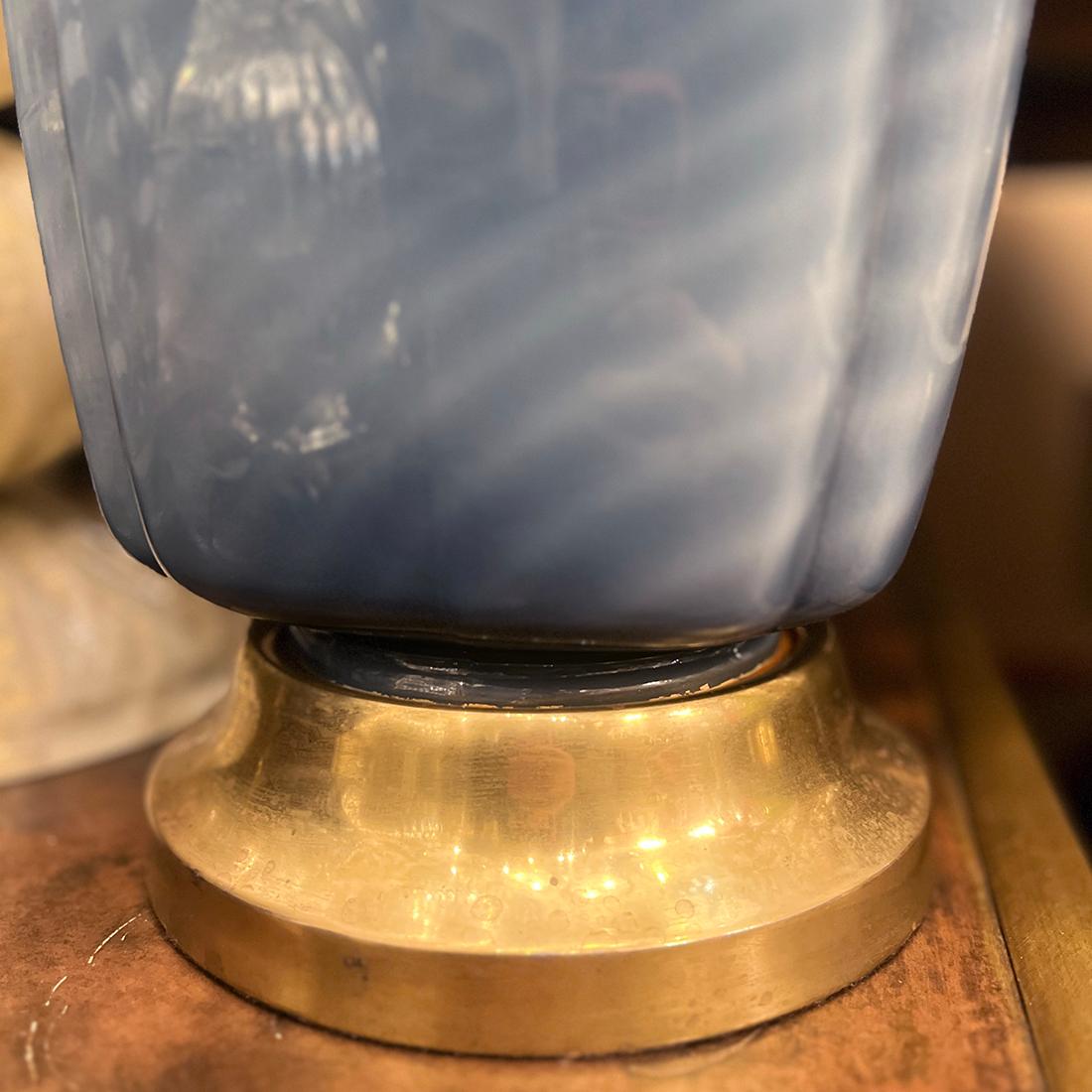 Verre brun Lampe de table en verre soufflé bleu en vente
