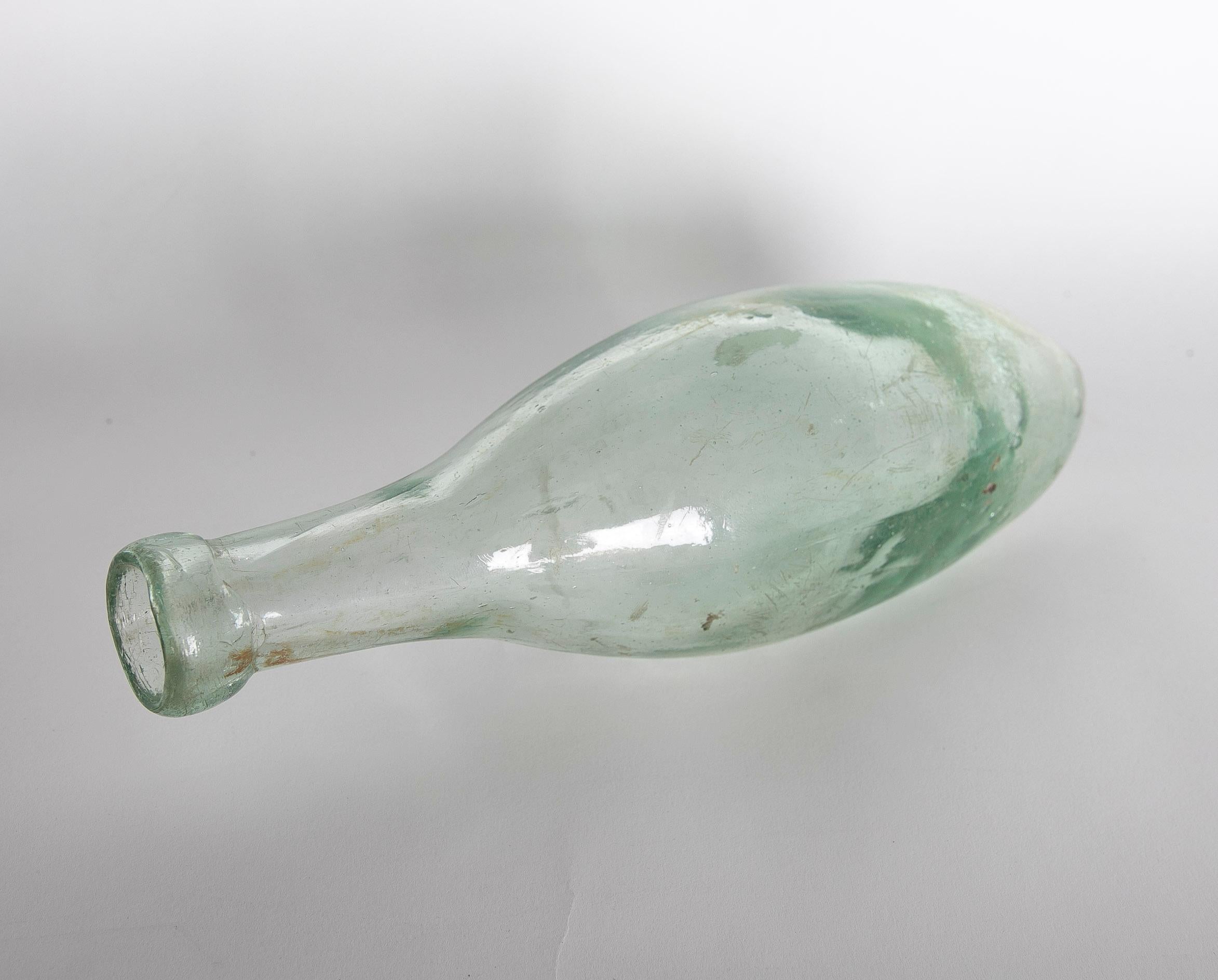 Geblasene Kristallflasche mit länglicher Form (Glas) im Angebot