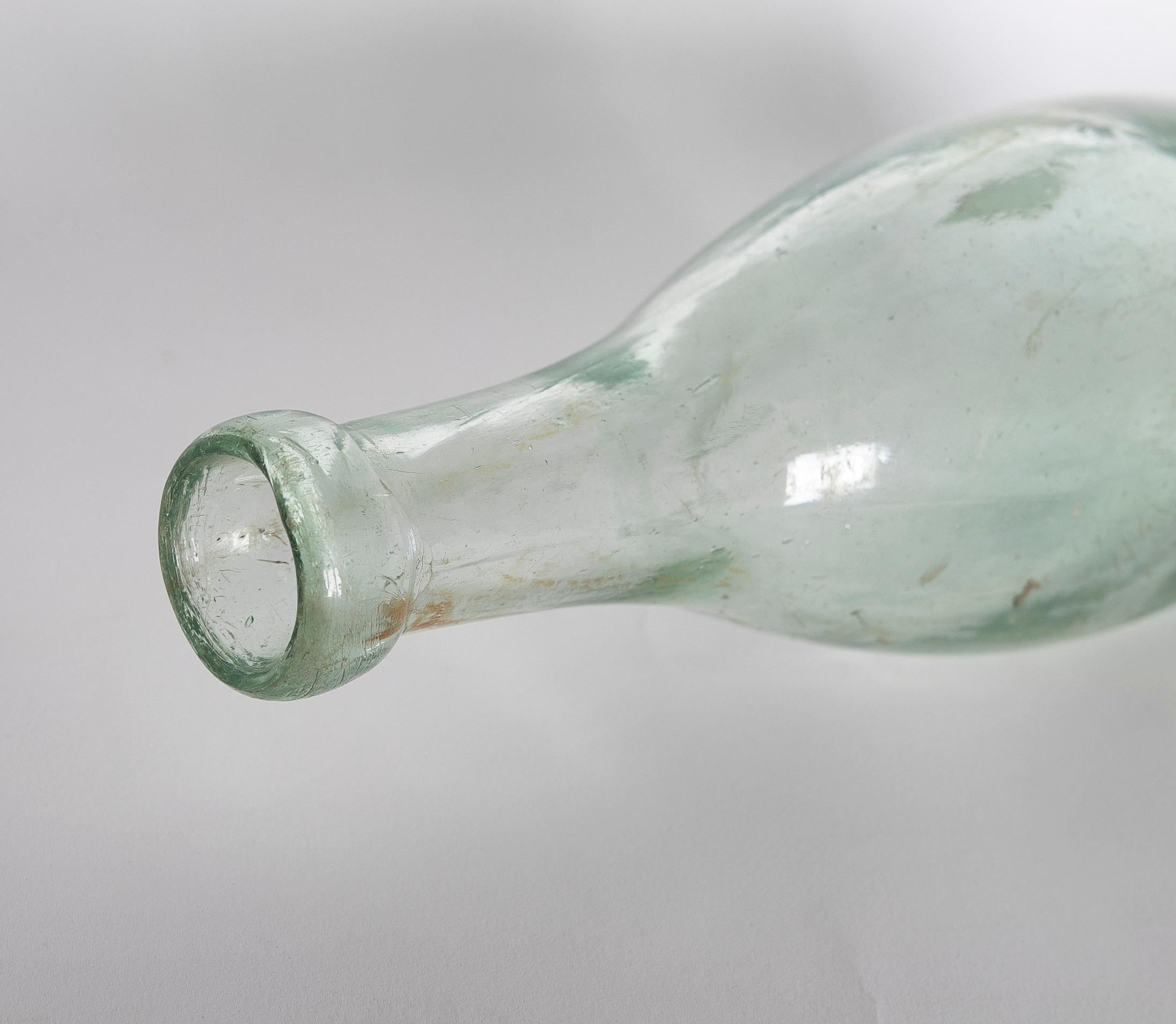 Geblasene Kristallflasche mit länglicher Form im Angebot 2