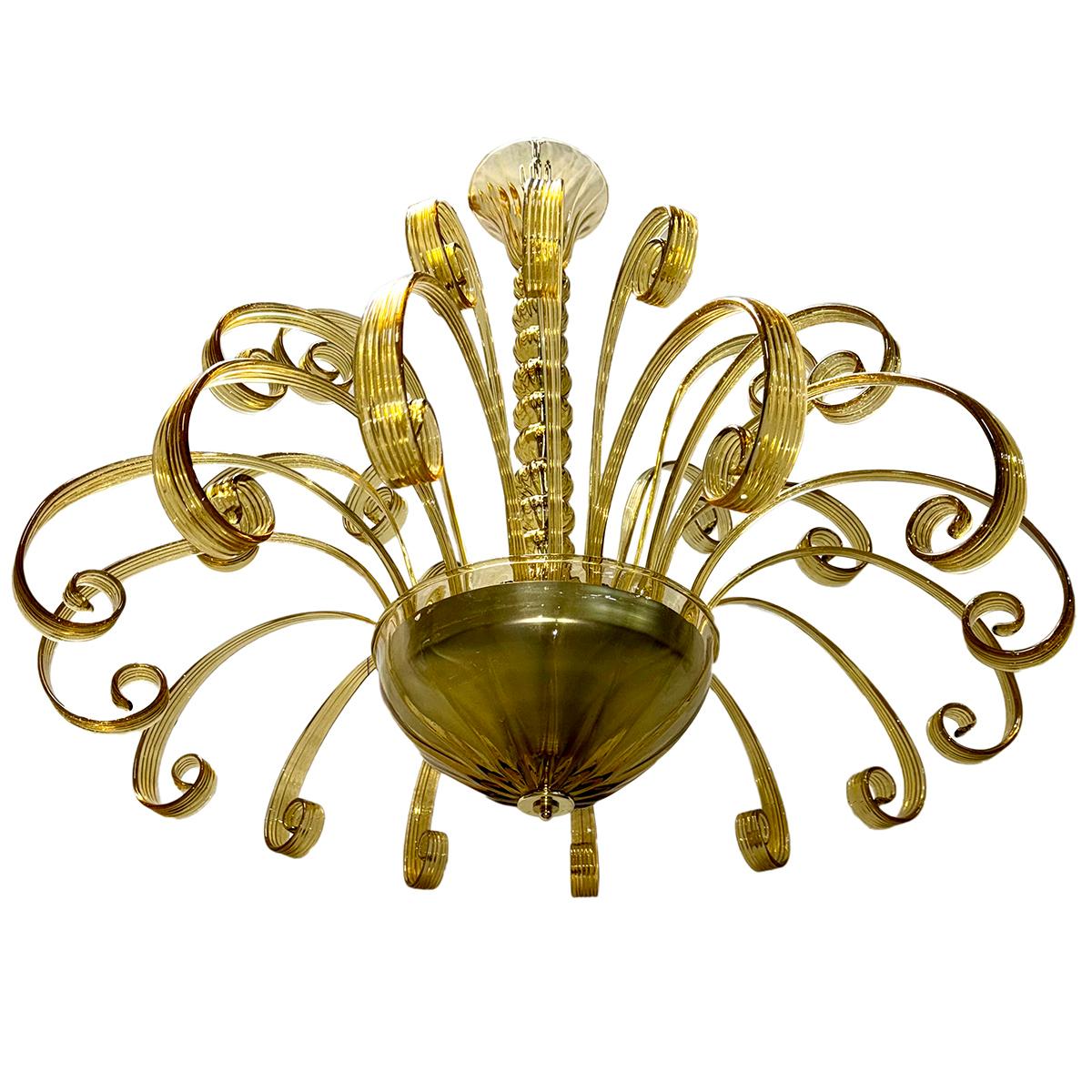 Un lampadario di Murano in vetro soffiato italiano del 1950 circa con 10 luci tra i rami.

Misure:
Altezza: 34
