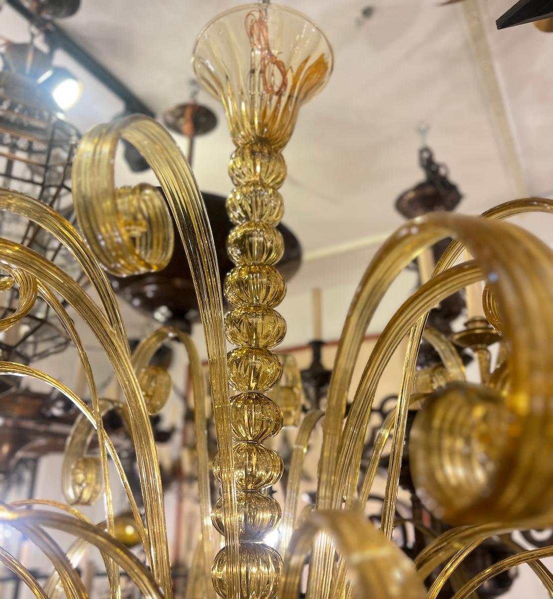 Italiano Lampadario di Murano in vetro soffiato e ambra in vendita