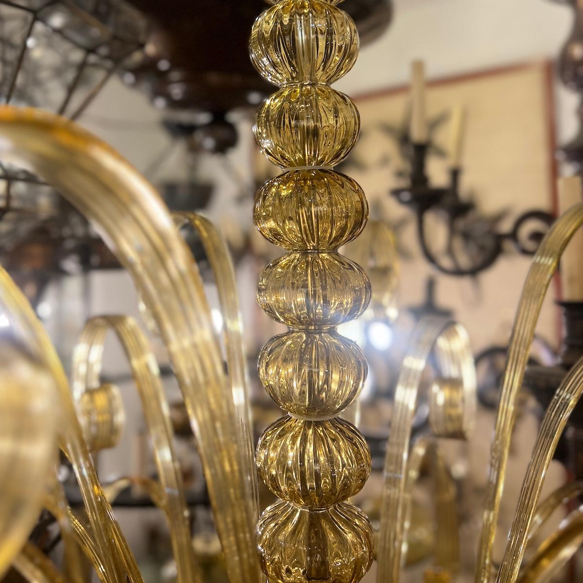 Metà XX secolo Lampadario di Murano in vetro soffiato e ambra in vendita