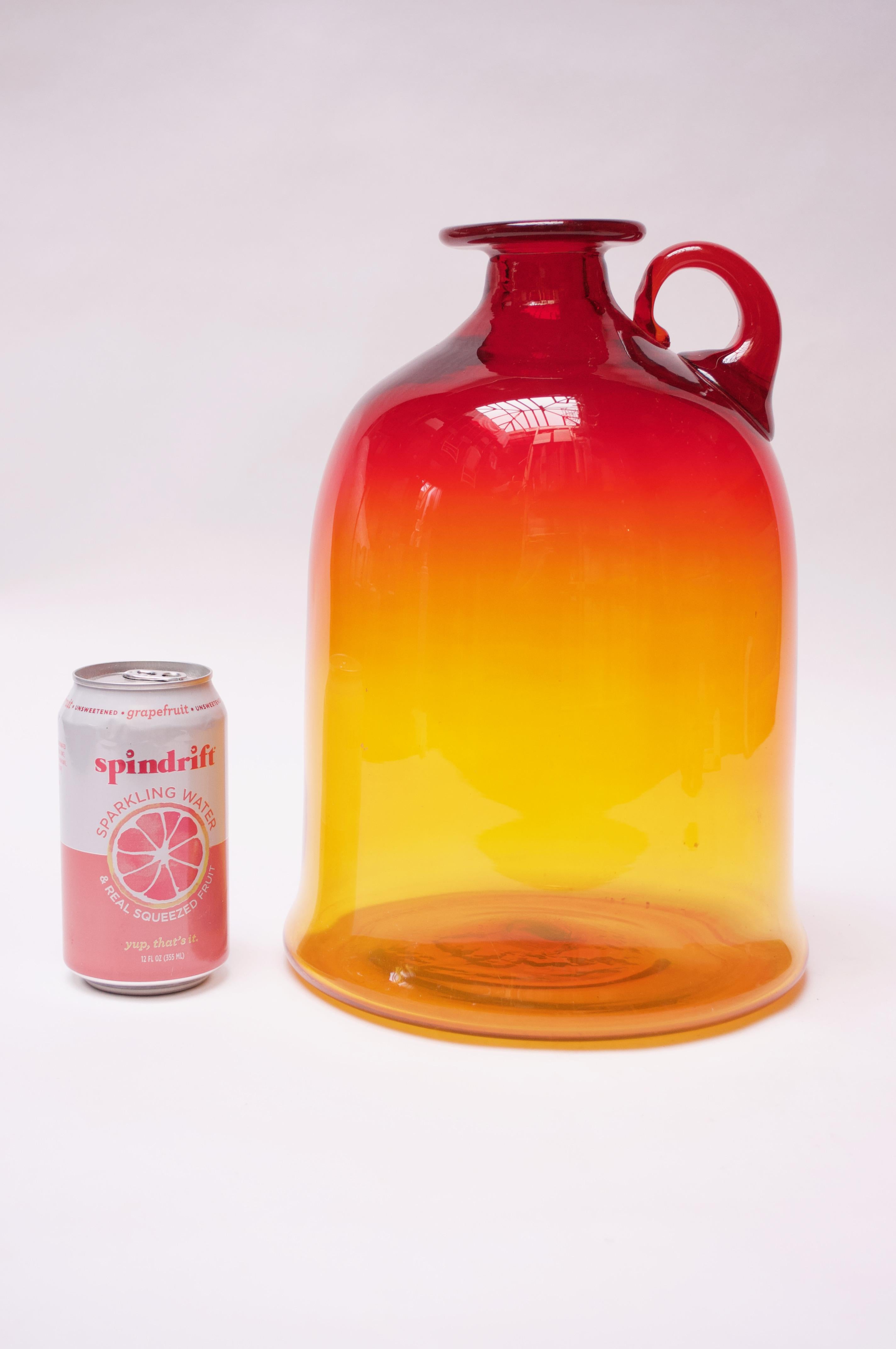 Fin du 20e siècle Pichet en verre soufflé Amberina Tangerine Conçu par John Nickerson pour Blenko en vente