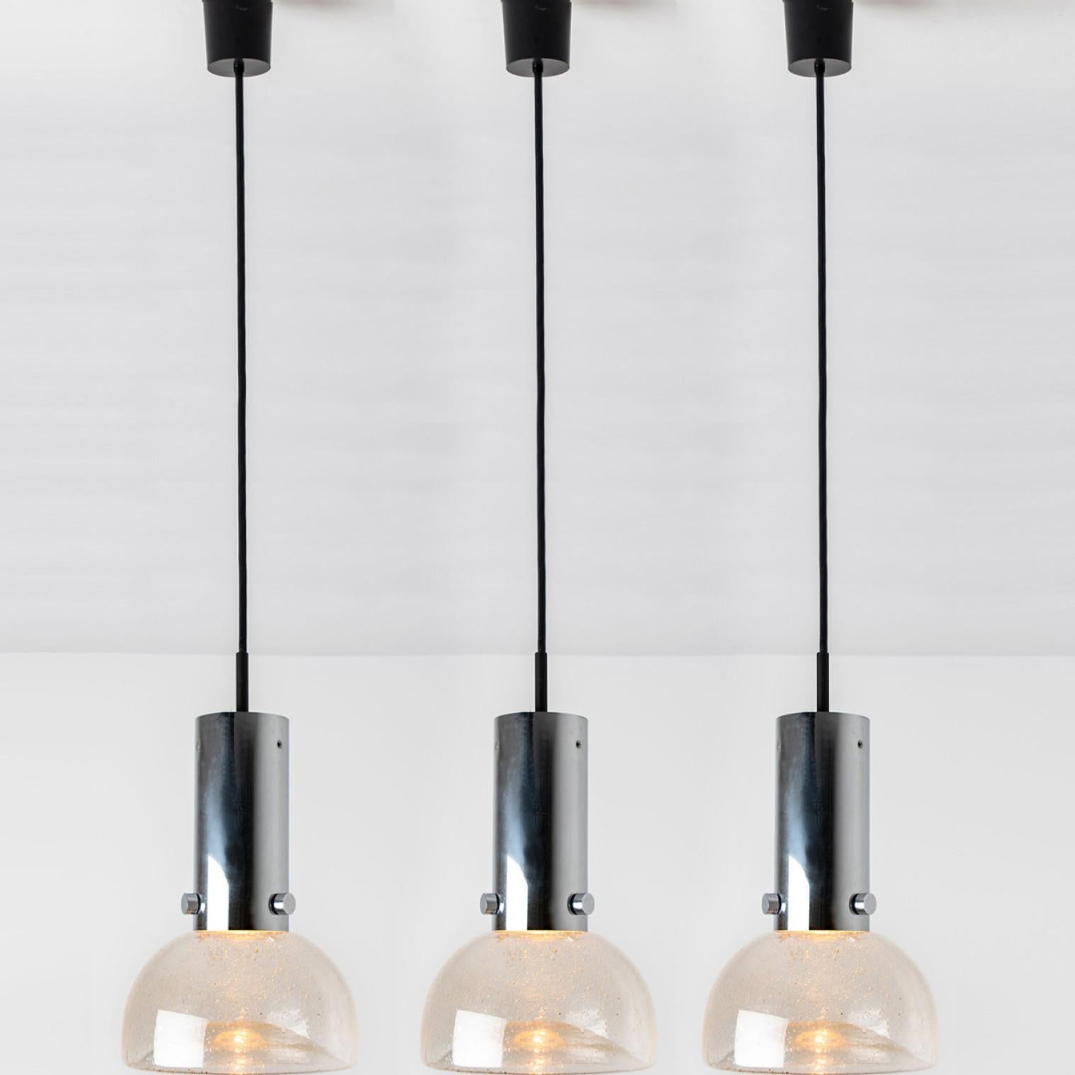 L'une des trois lampes tubulaires originales des années 1970 produites par Staff Leuchten, Allemagne.
Luminaires en verre de haute qualité avec abat-jour soufflé à la main sur une suspension chromée. Pièces originales.
Cet article est en excellent