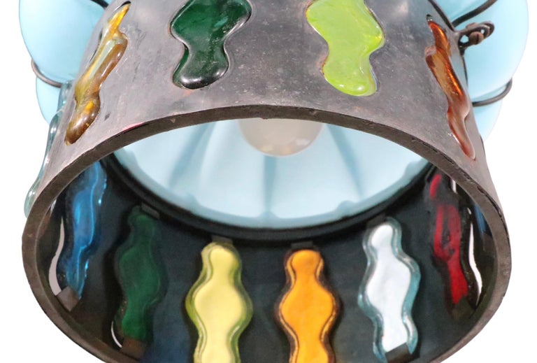 Grand lustre italien en fer forgé et cristal martelé multicolore | €4,200