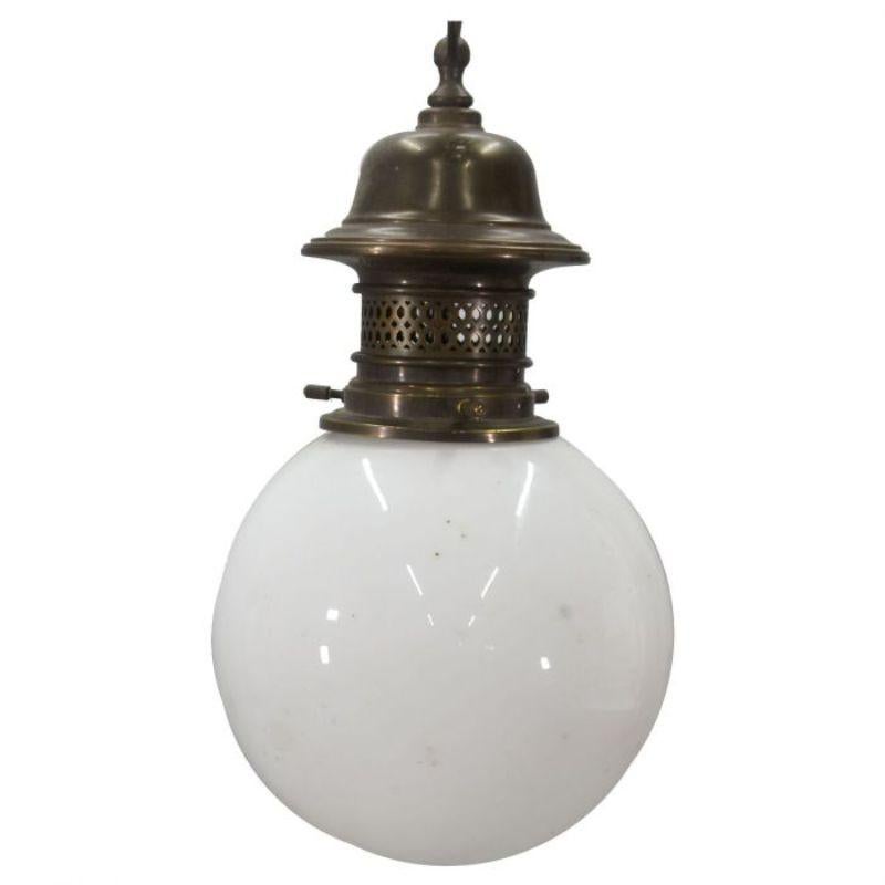 Lanterne boule en verre soufflé, hauteur 80 cm pour (avec chaîne) diamètre 25 cm

Informations complémentaires :
Matériau : Verre & cristal
Style : 1900 début 20ème siècle.