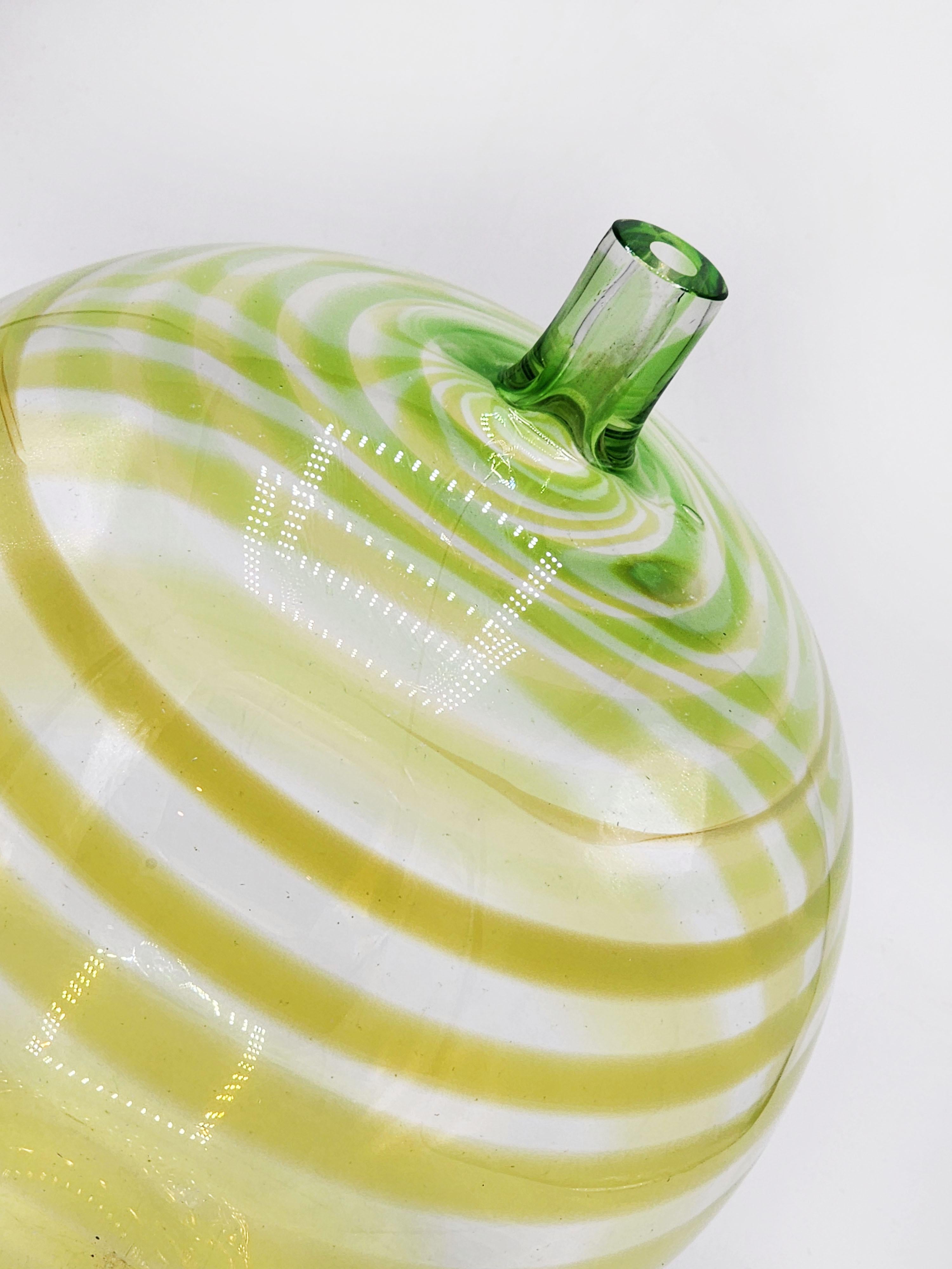 Bottiglia in vetro soffiato di Alberto Churba, designer argentino.
Bellissima bottiglia cilindrica di Churba con collo stretto. Il vetro presenta una combinazione di colori nei toni del verde. Ha un design moderno ed elegante che potrebbe essere un