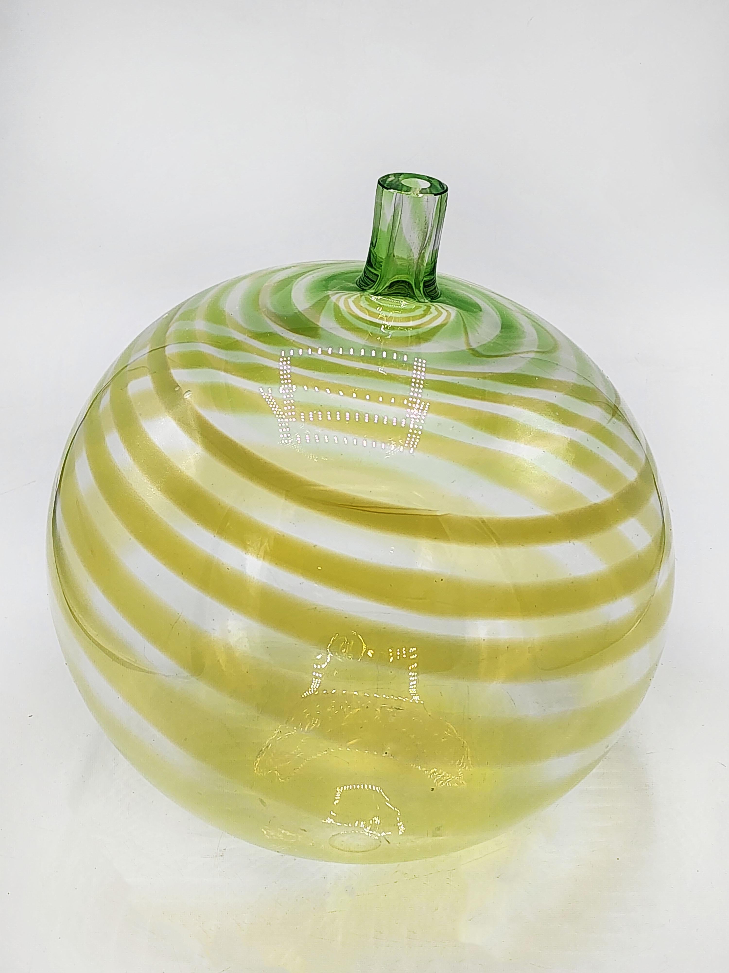 Fatto a mano Bottiglia in vetro soffiato di Alberto Churba, designer argentino. in vendita